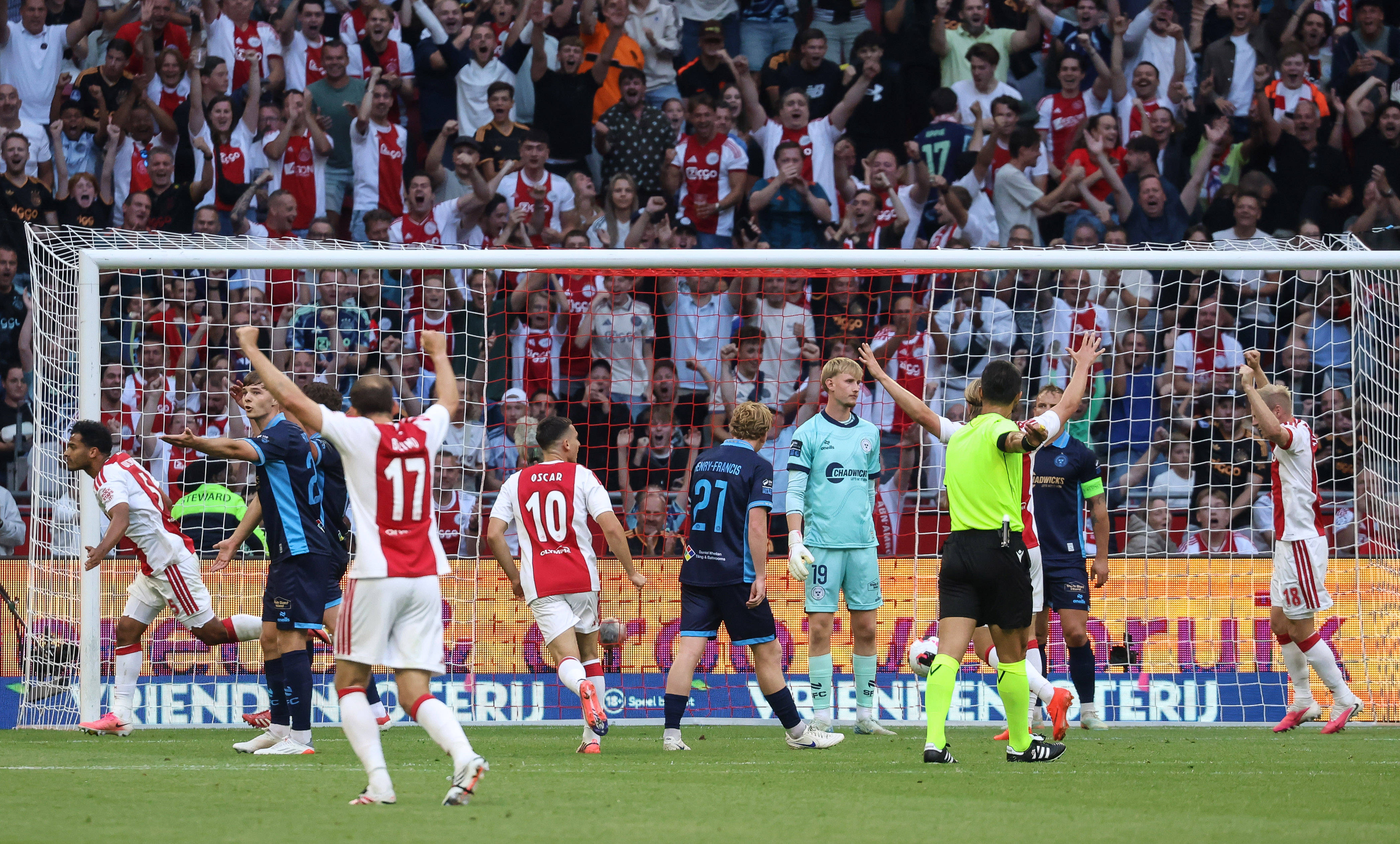 Ajax juicht