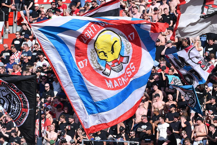 Supporters van PSV zorgen voor sfeer