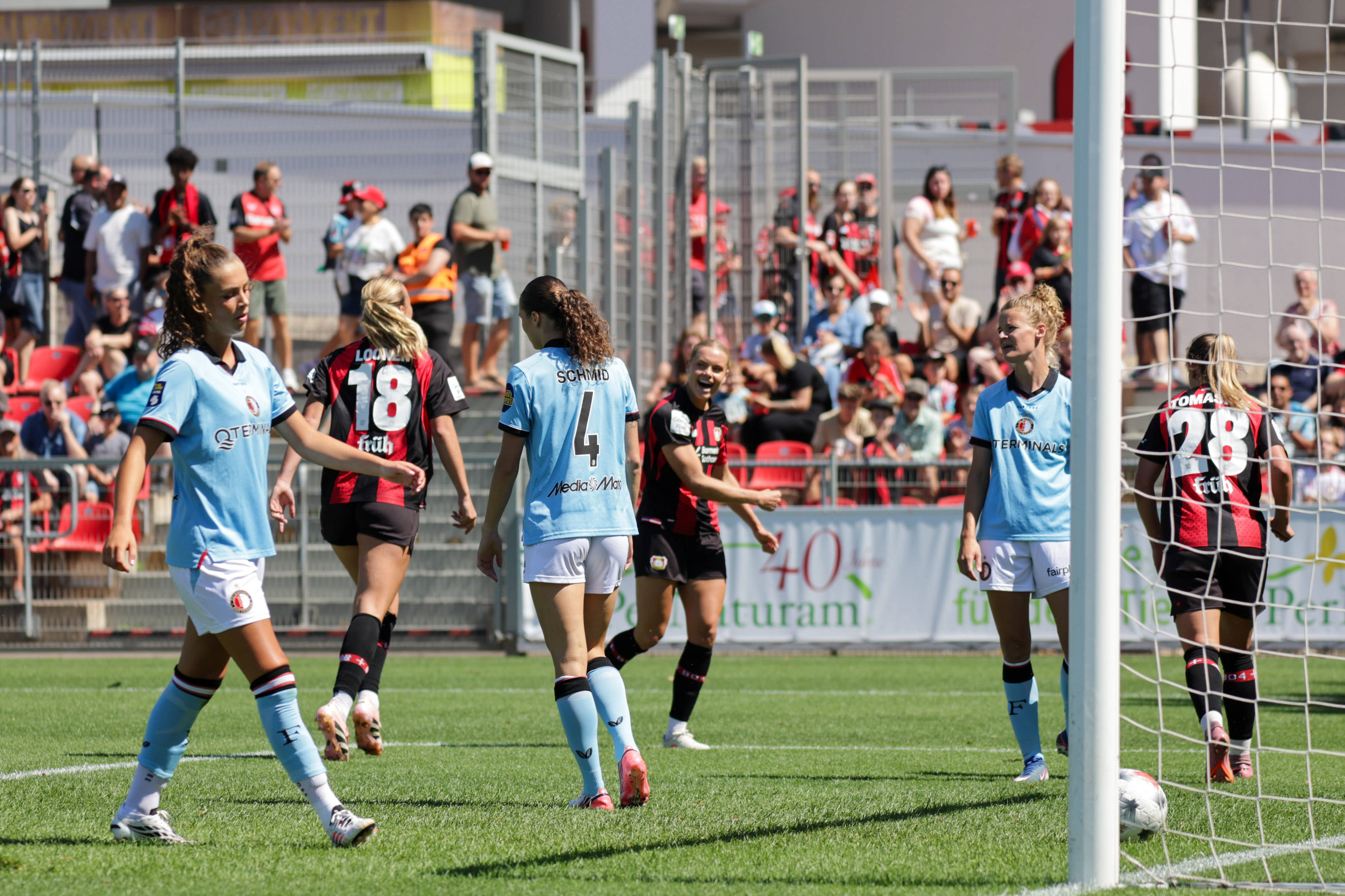 Feyenoord baalt na een goal van Bayer Leverkusen