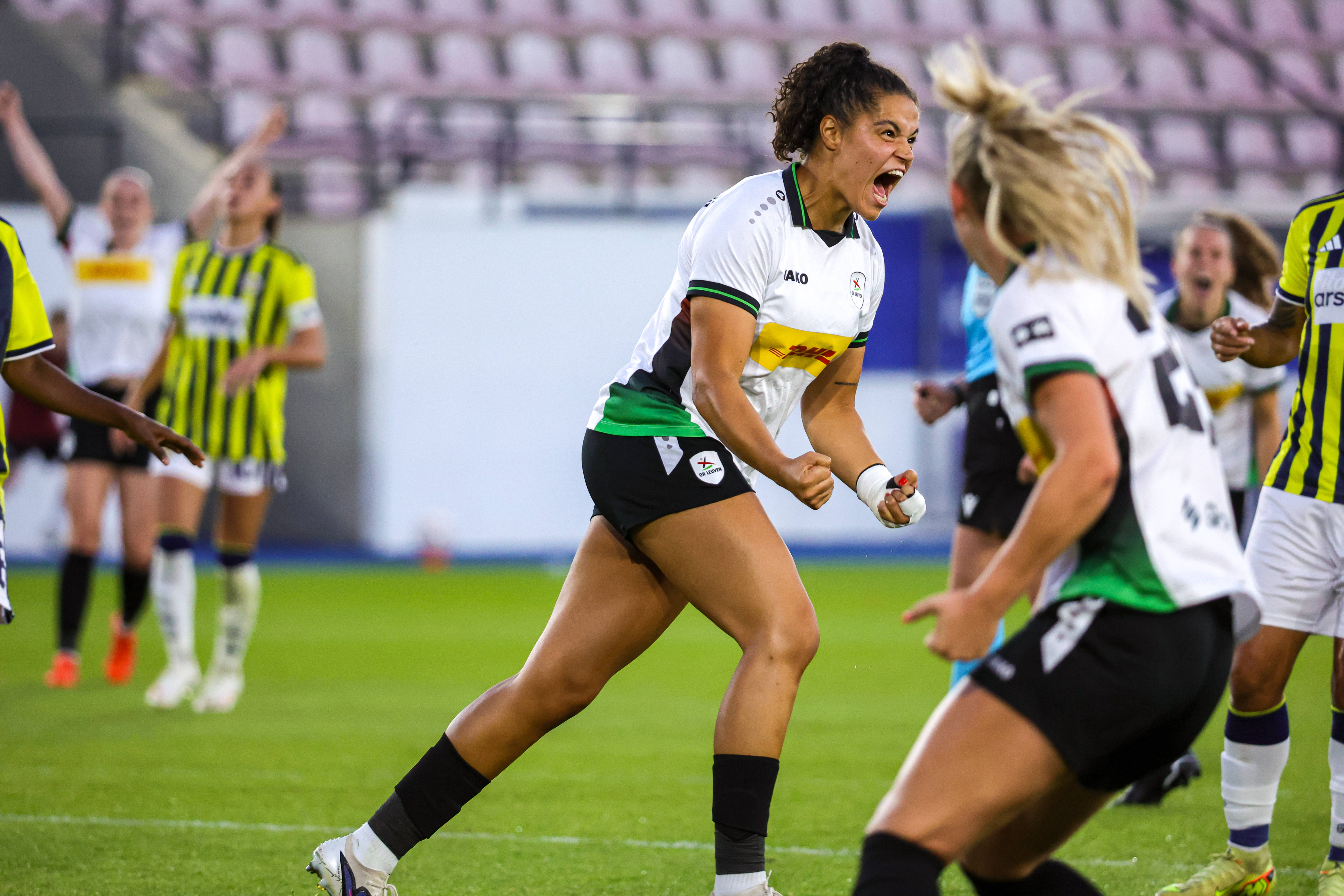 Jada Conijnenberg juicht na een goal voor OH Leuven