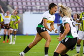 Jada Conijnenberg juicht na een goal voor OH Leuven