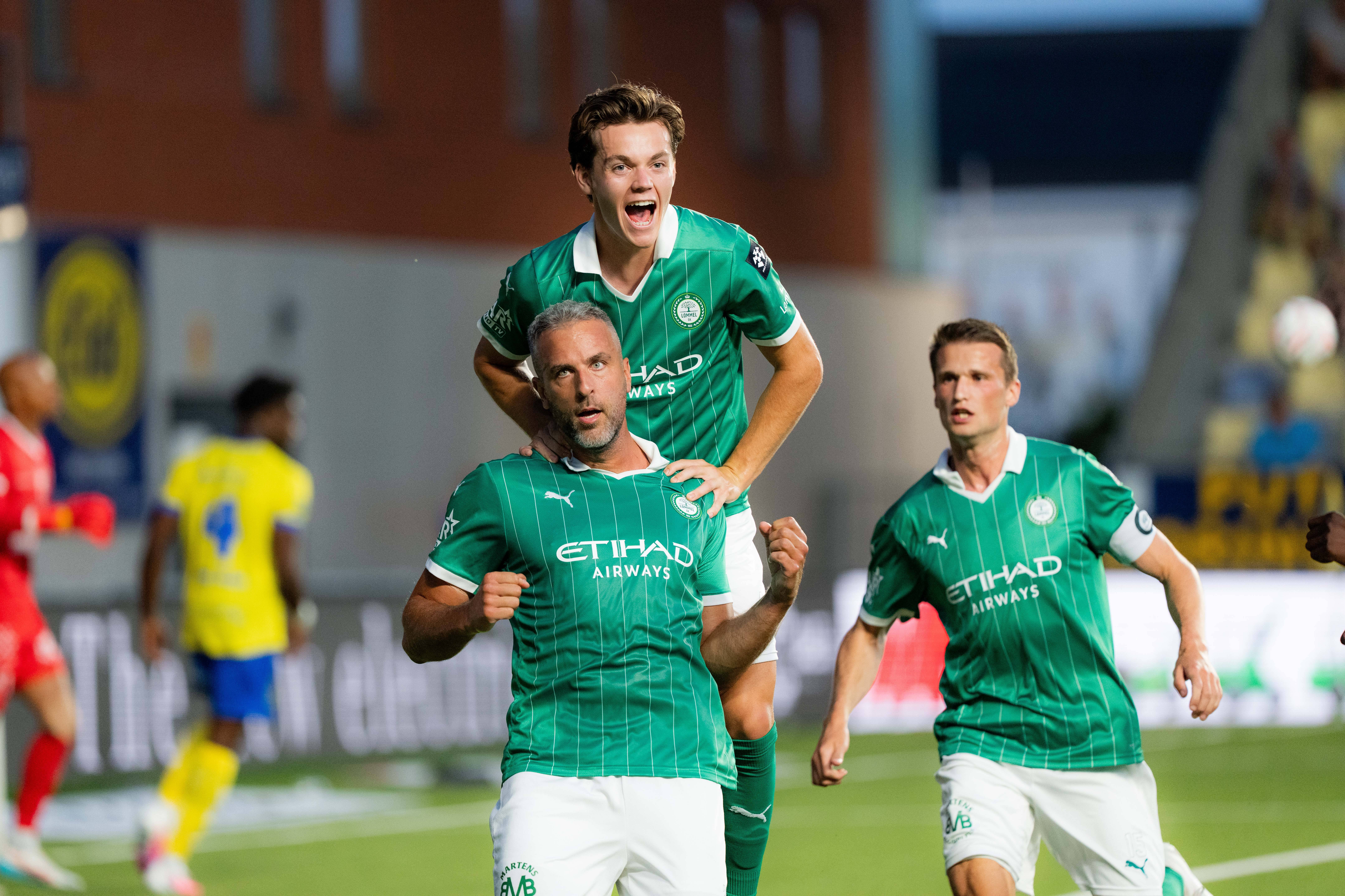 Ralf Seuntjens juicht na een goal