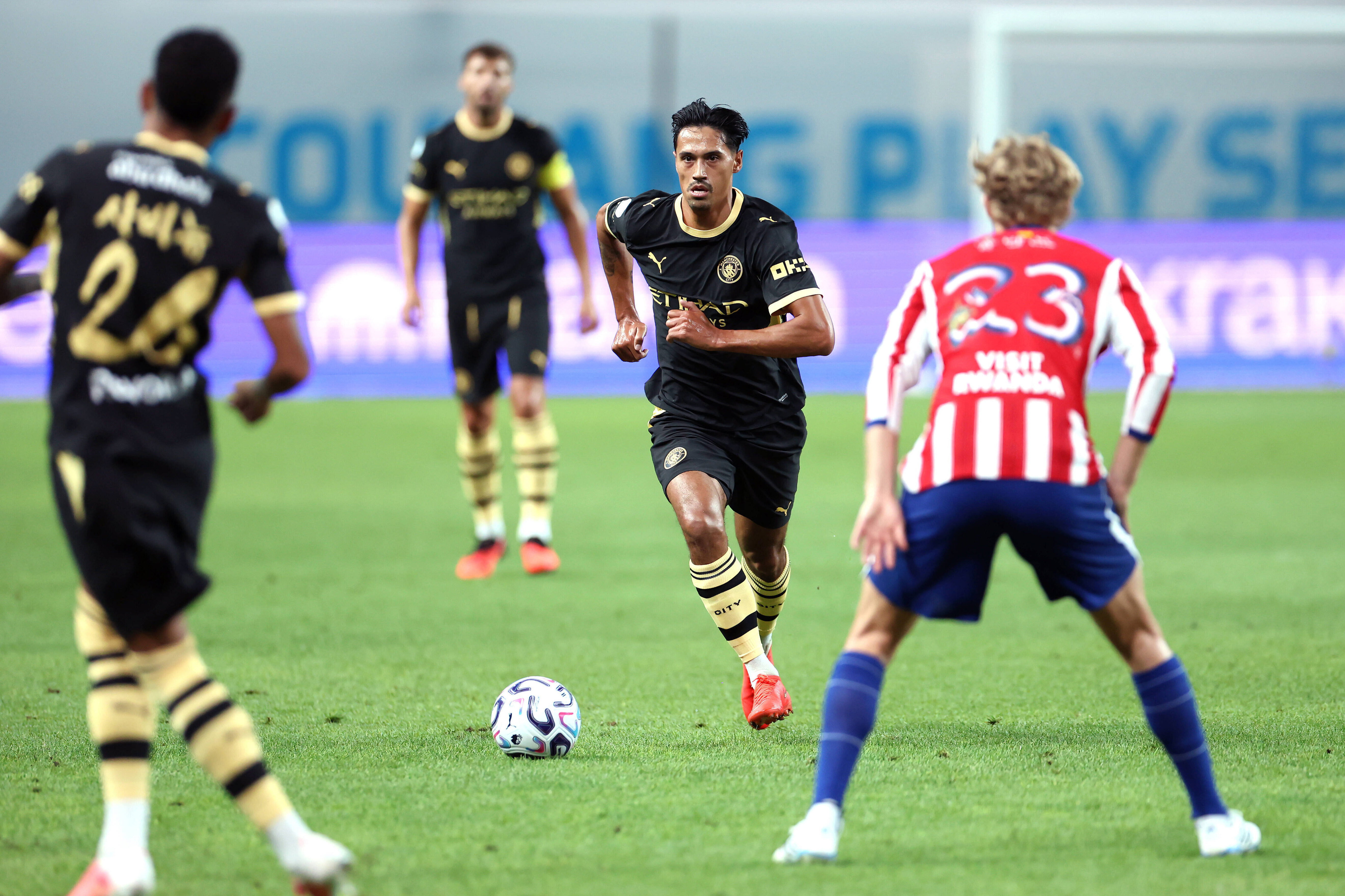 Tijjani Reijnders in actie voor Manchester City