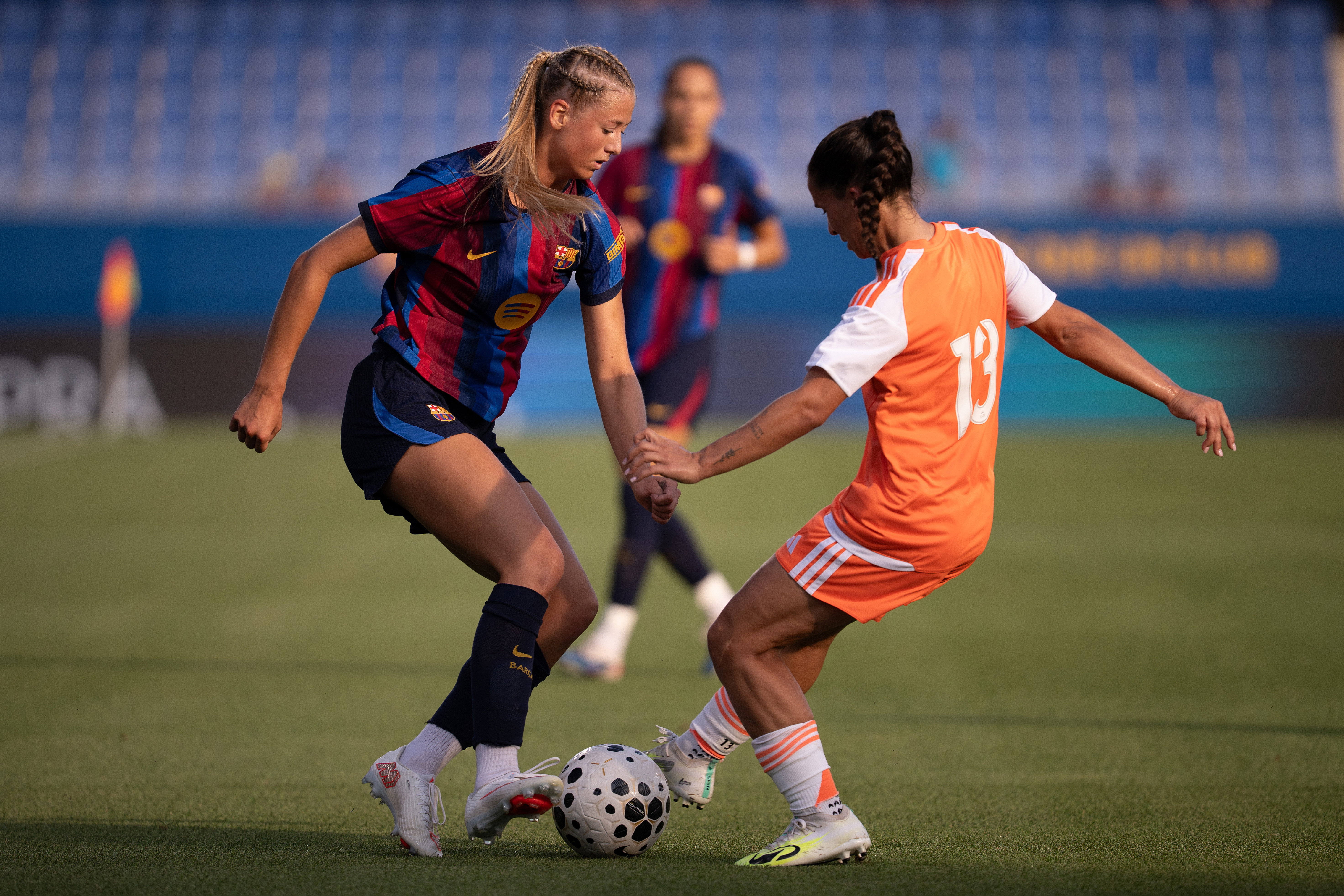 Liv Pennock in actie namens FC Barcelona