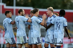 Ajax juicht na een goal van Julian Brandt