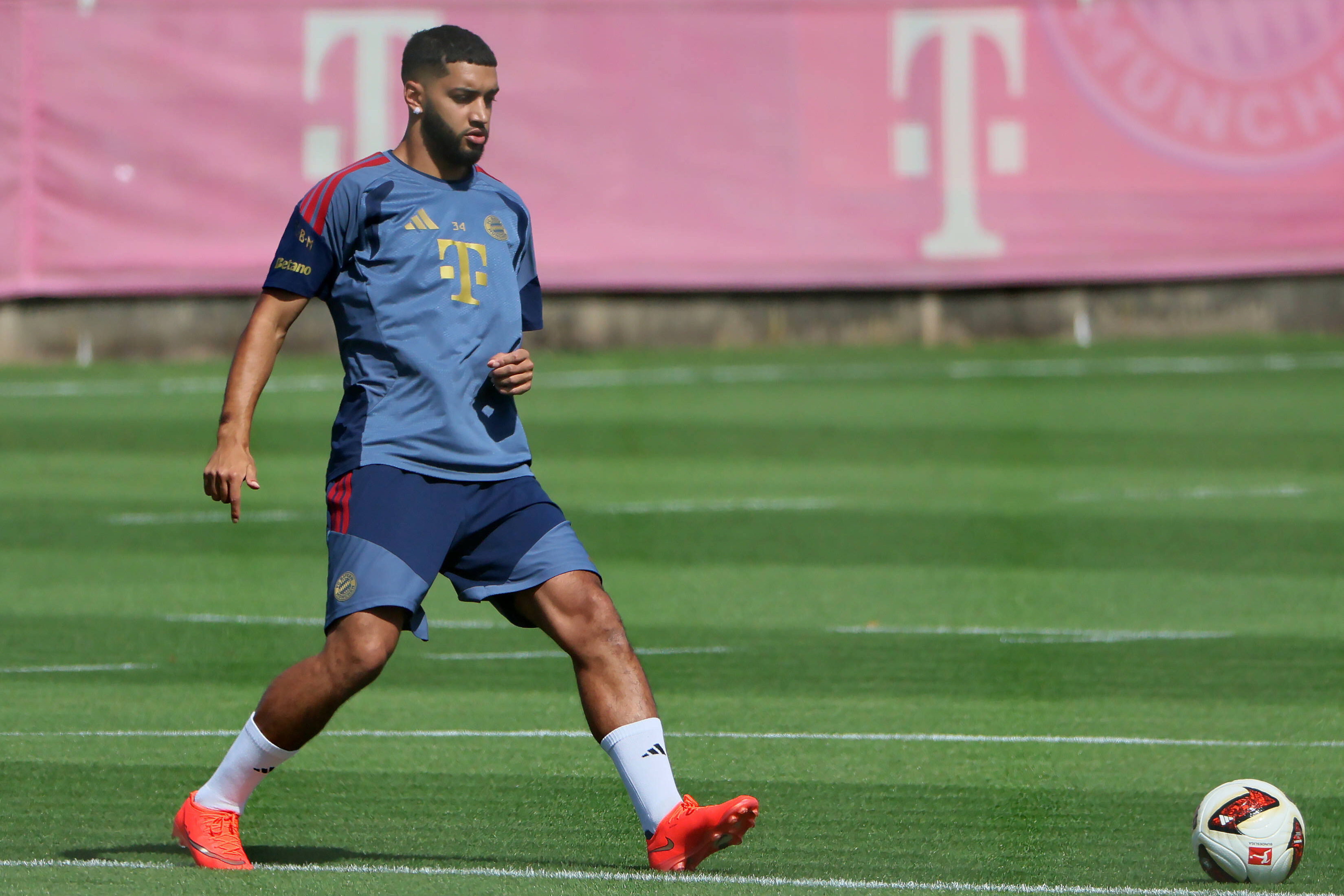 Ismael Saibari op de training van Bayern München