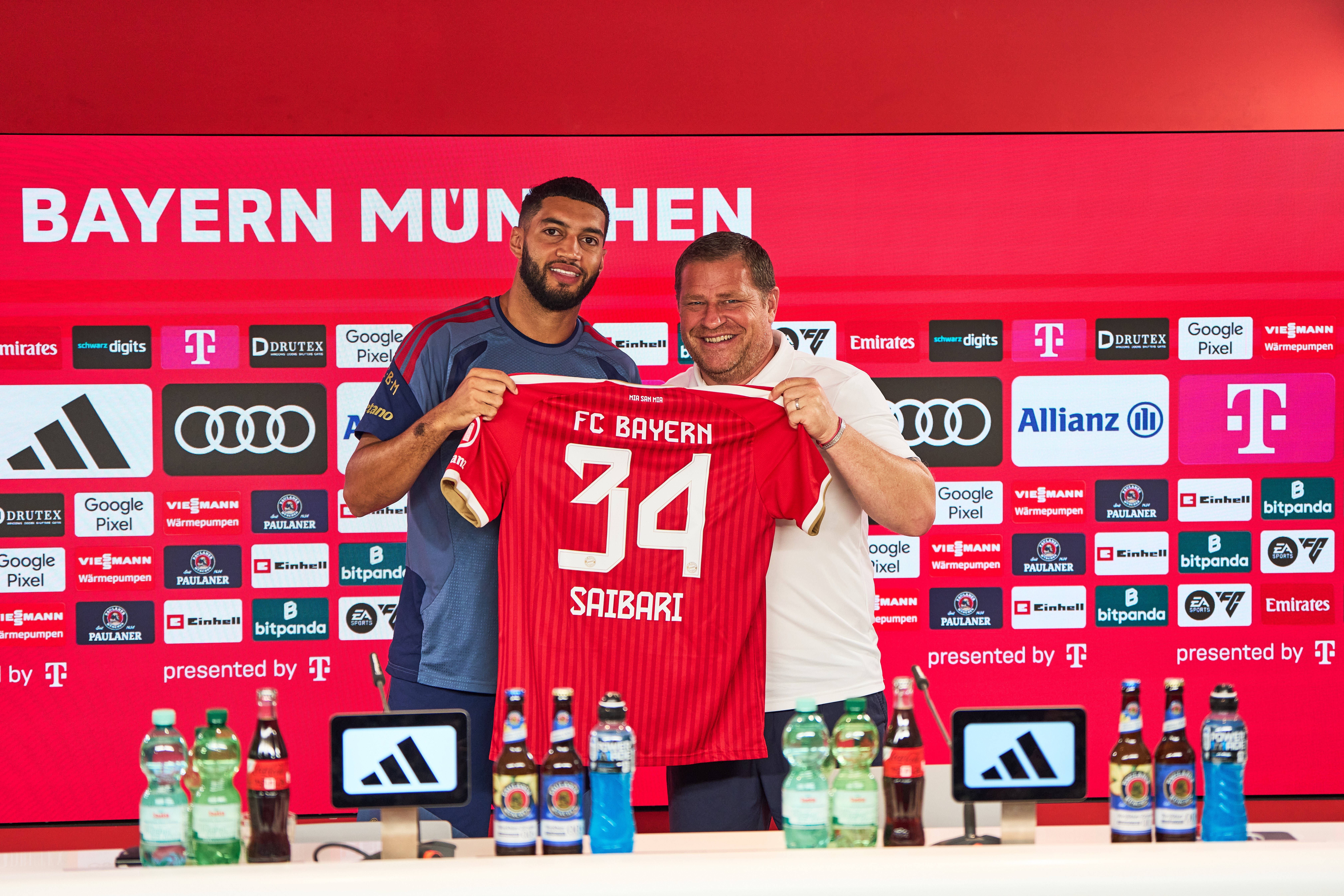 Ismael Saibari en Max Eberl bij de presentatie van de oud-PSV'er