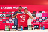 Ismael Saibari en Max Eberl bij de presentatie van de oud-PSV'er