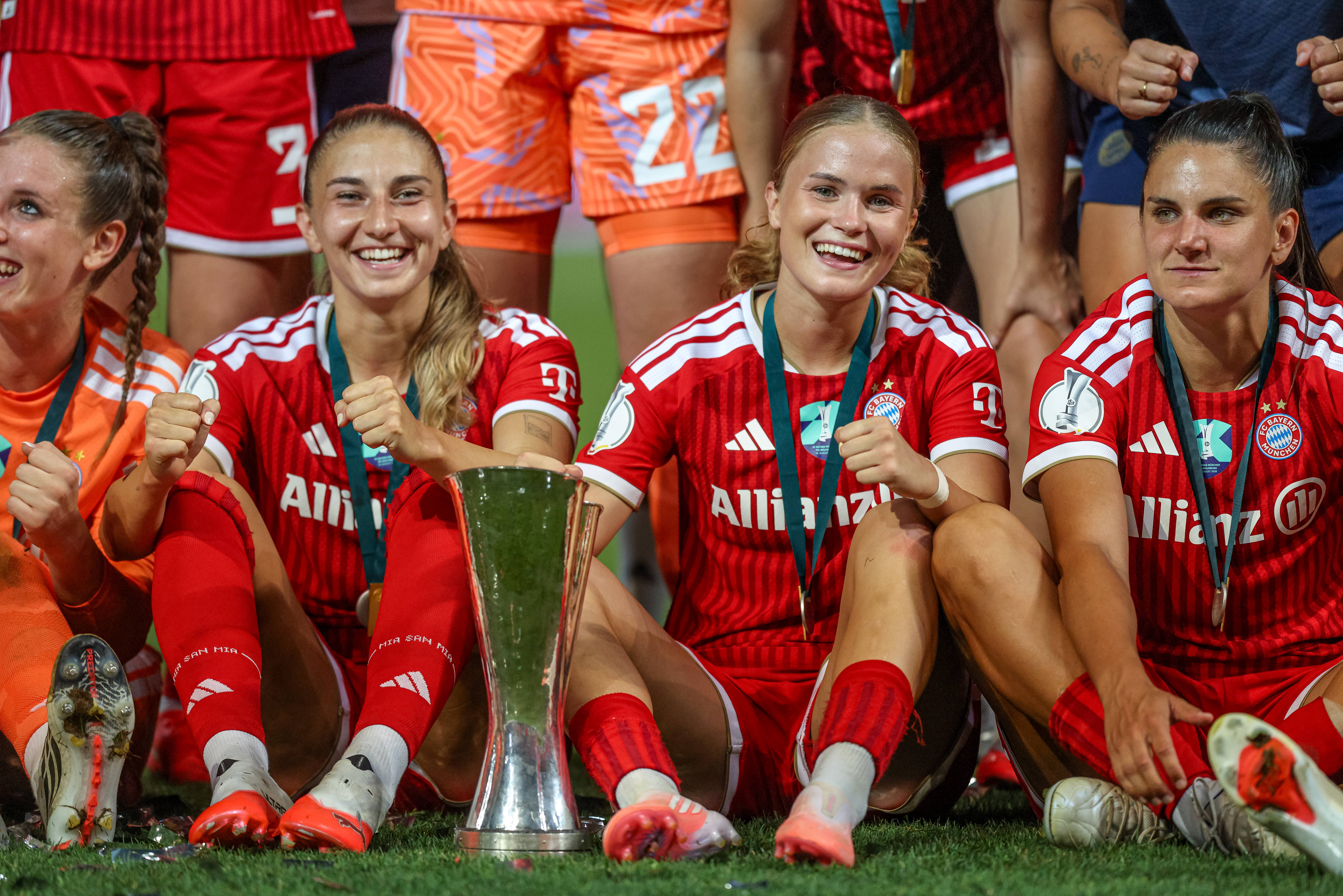 Sophie Proost (tweede van rechts) wint de Supercup met Bayern München