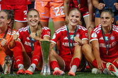 Sophie Proost (tweede van rechts) wint de Supercup met Bayern München
