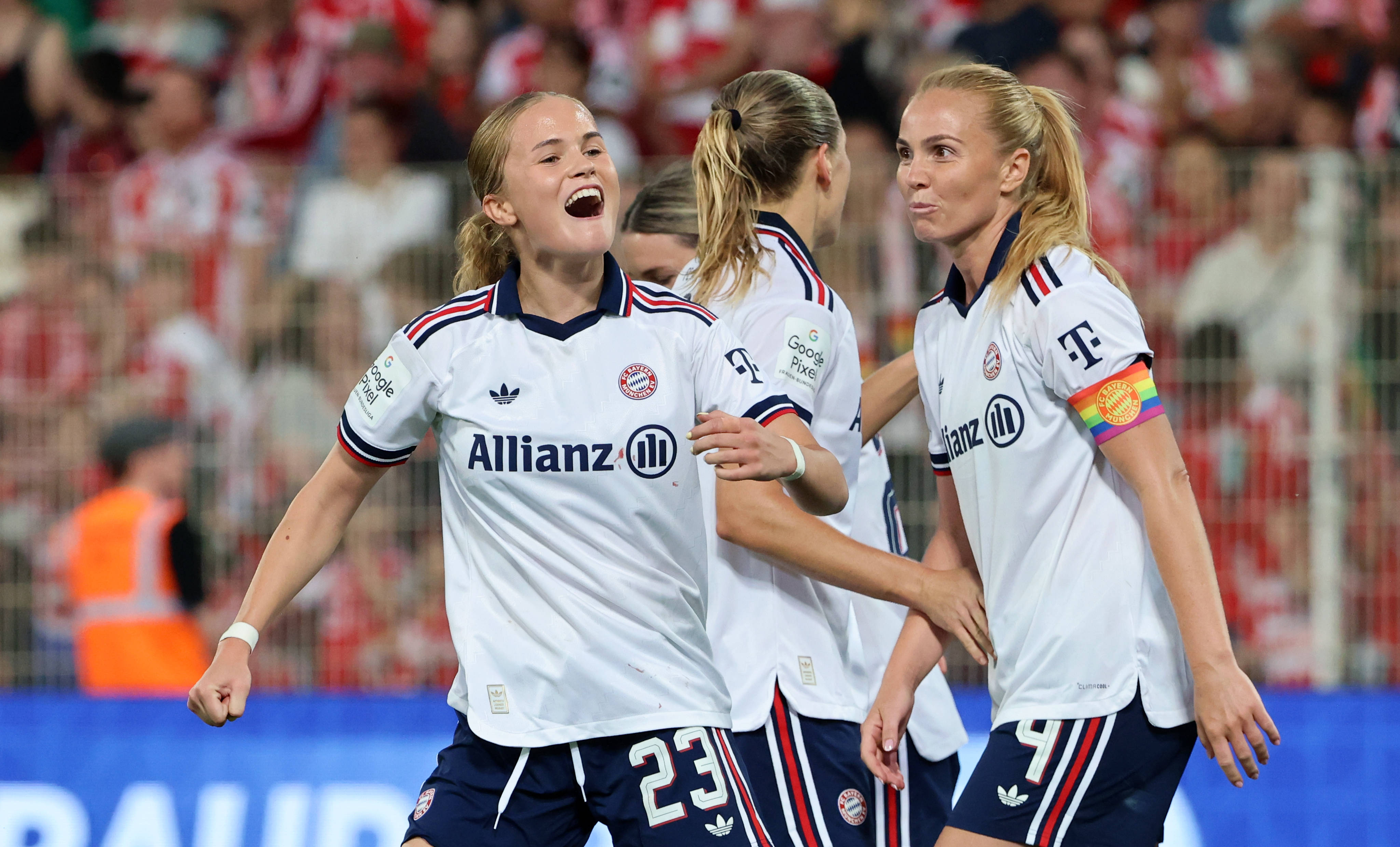 Sophie Proost juicht na een goal voor Bayern München