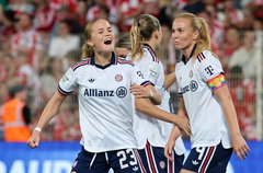 Sophie Proost juicht na een goal voor Bayern München