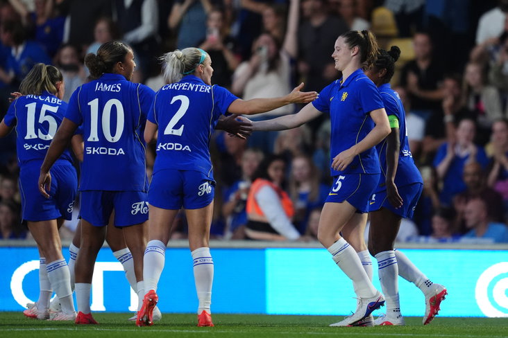 Veerle Buurman wordt gefeliciteerd met haar goal voor Chelsea
