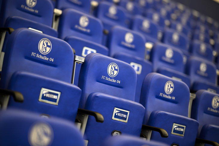 Stoelen met het logo van Schalke 04