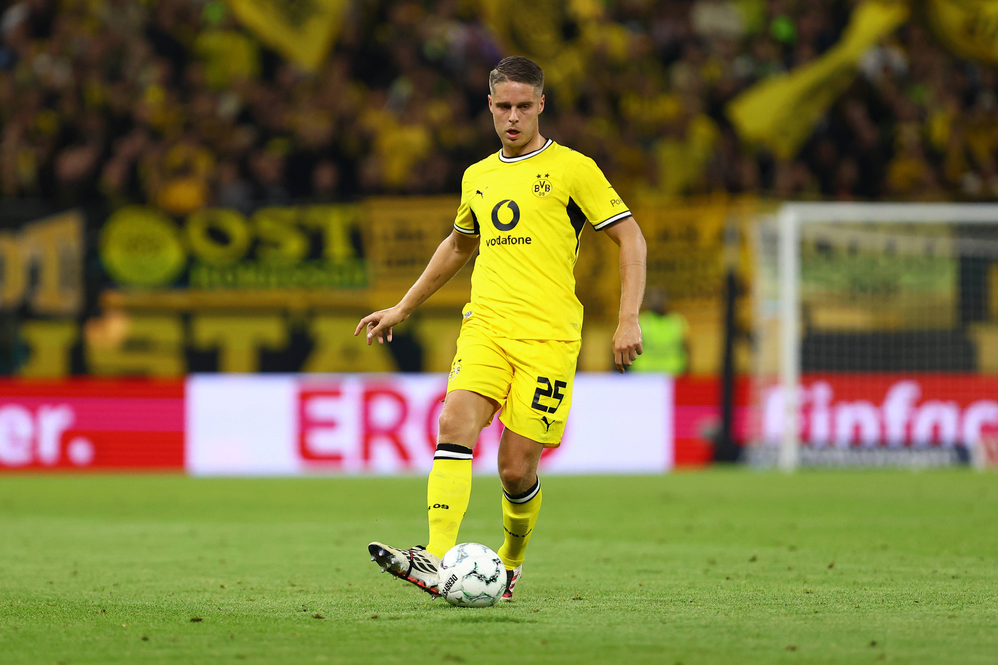 Joey Veerman namens Borussia Dortmund
