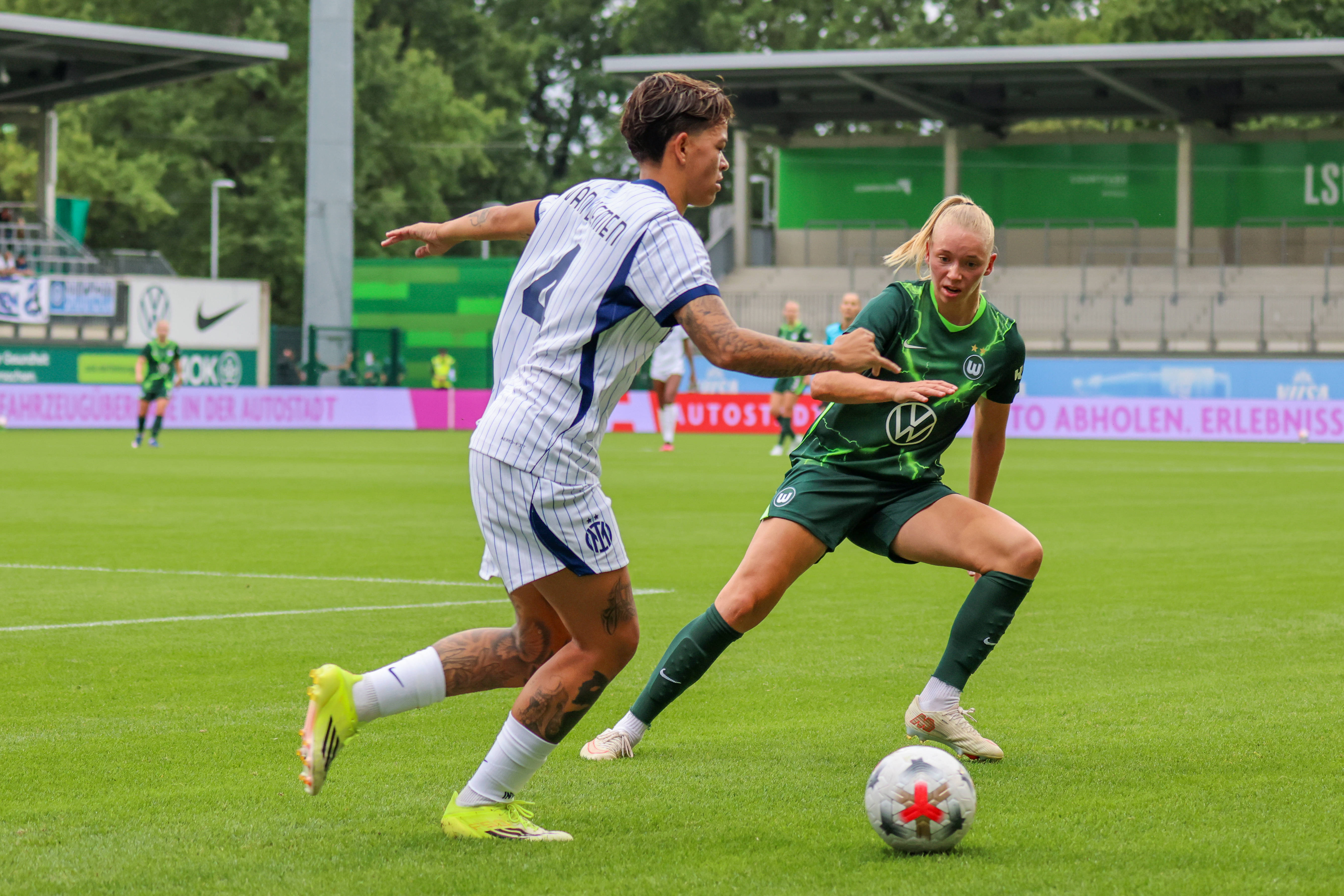 Samantha van Diemen (Inter) tegenover Ella Peddemors (VfL Wolfsburg)