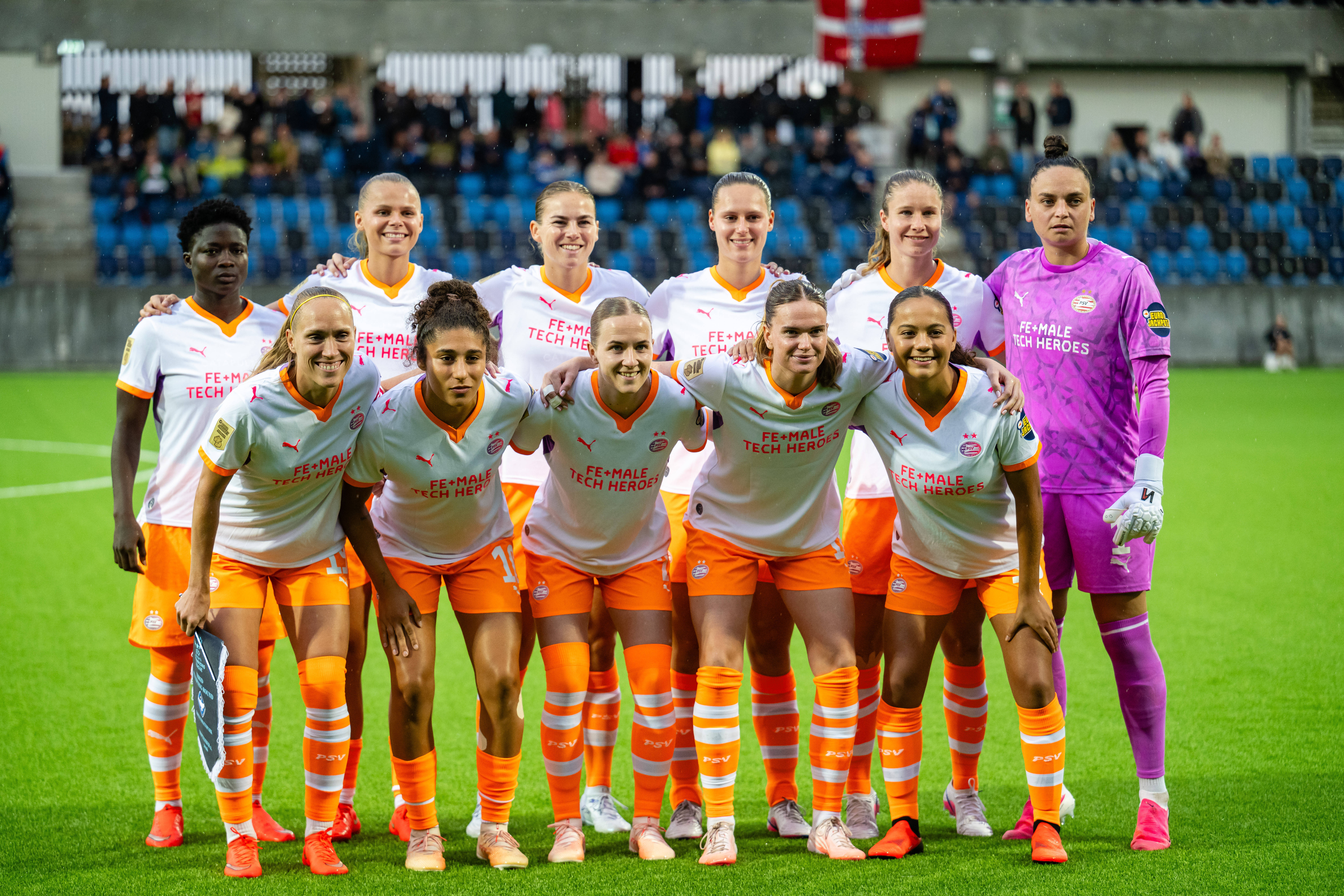 De speelsters van PSV voorafgaand aan het duel met HB Køge