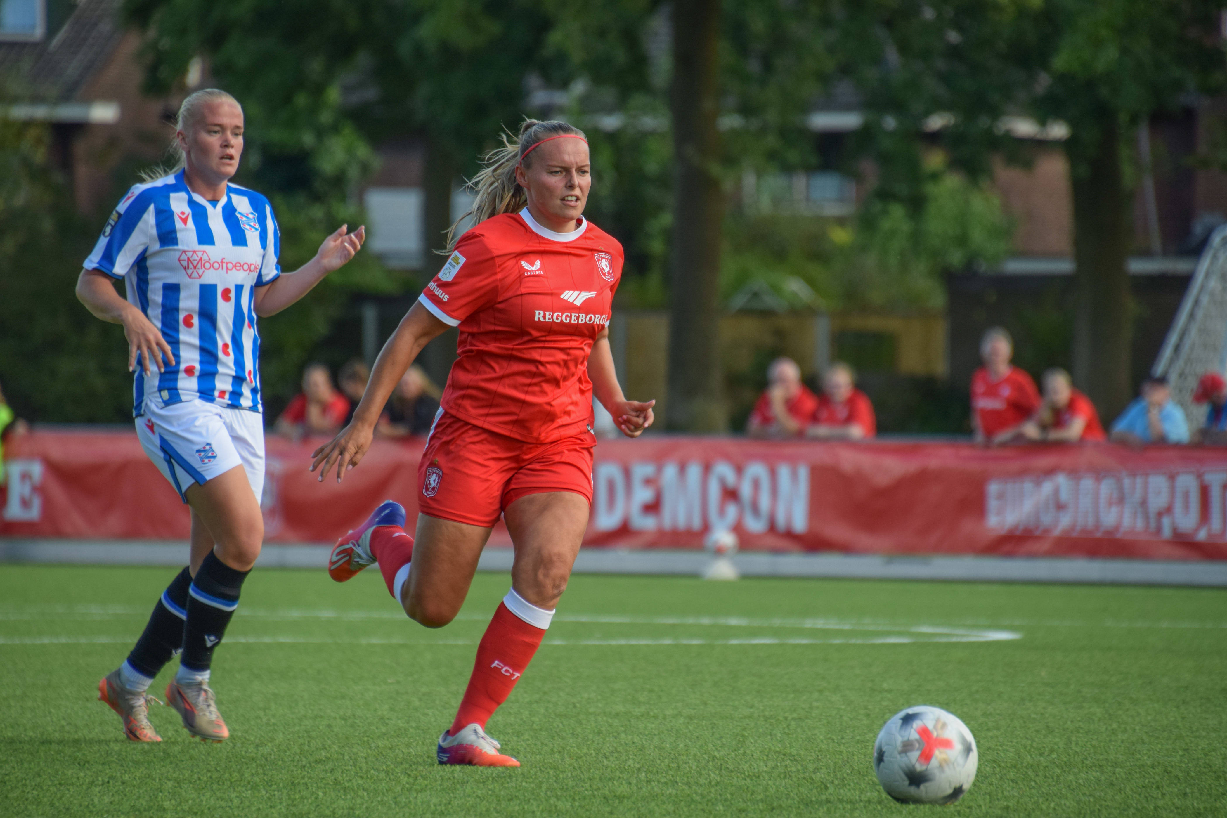 Jaimy Ravensbergen in actie tegen SC Heerenveen