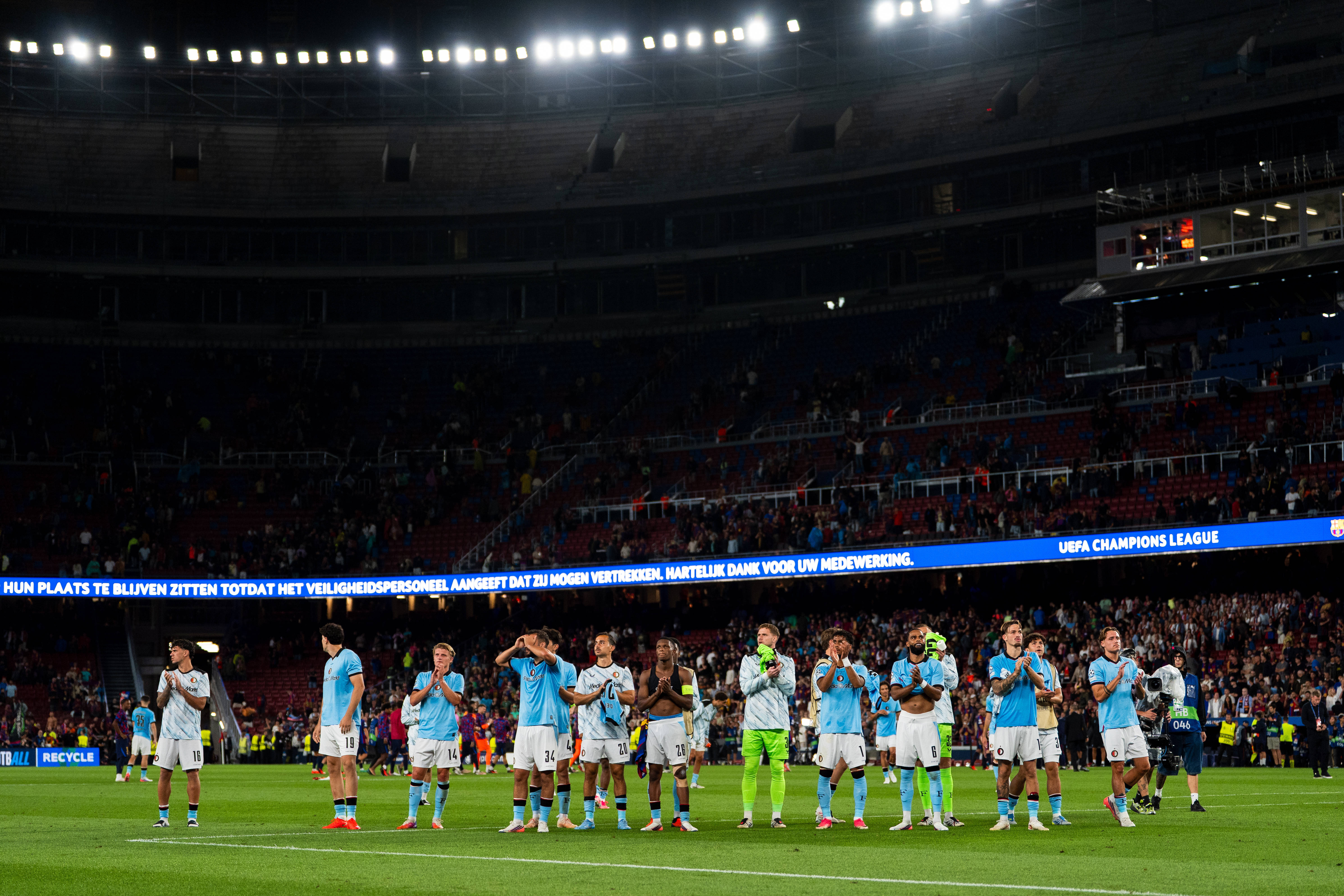 Feyenoord bedankt het uitpubliek bij FC Barcelona