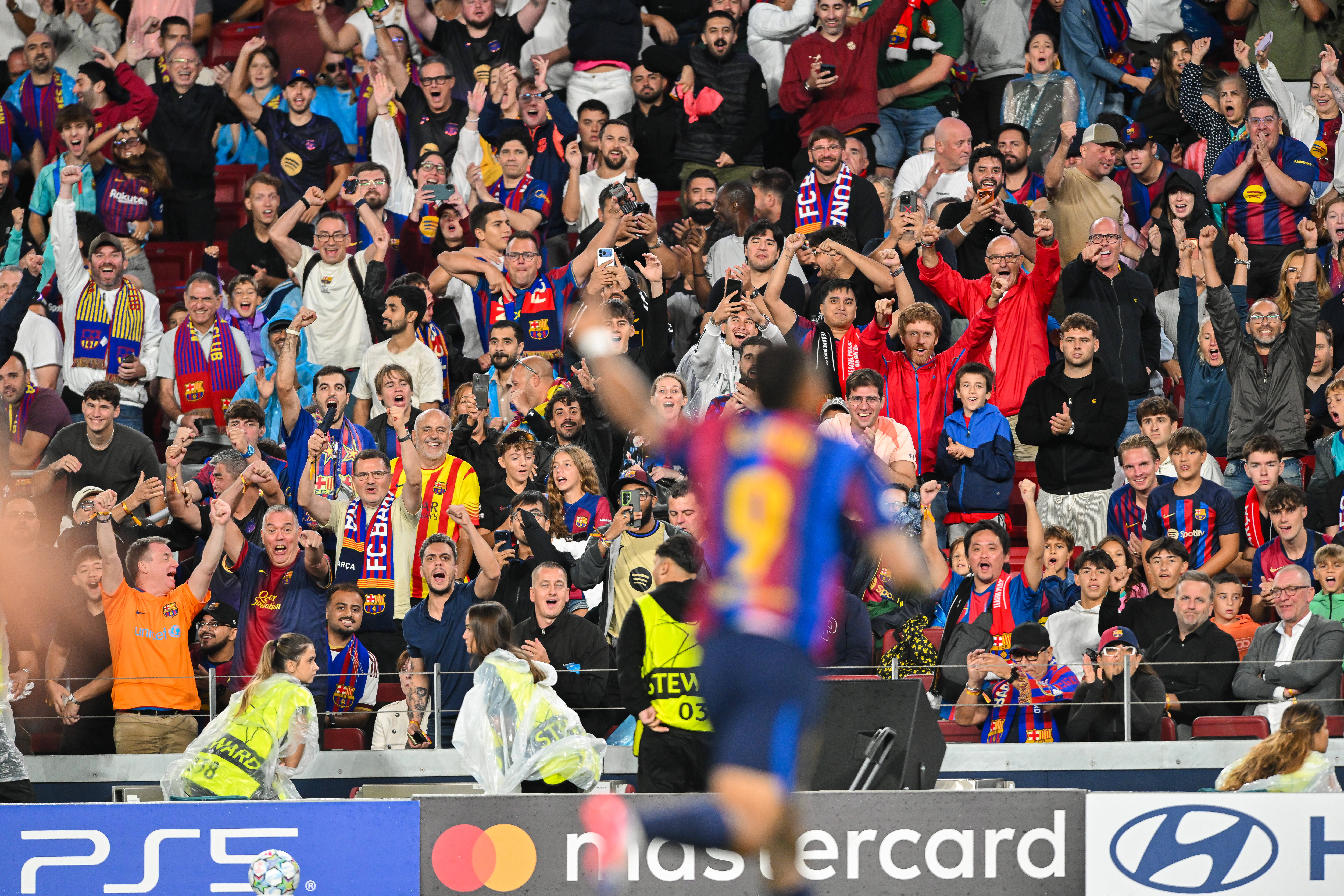 Fans van FC Barcelona juichen na een goal