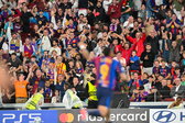 Fans van FC Barcelona juichen na een goal
