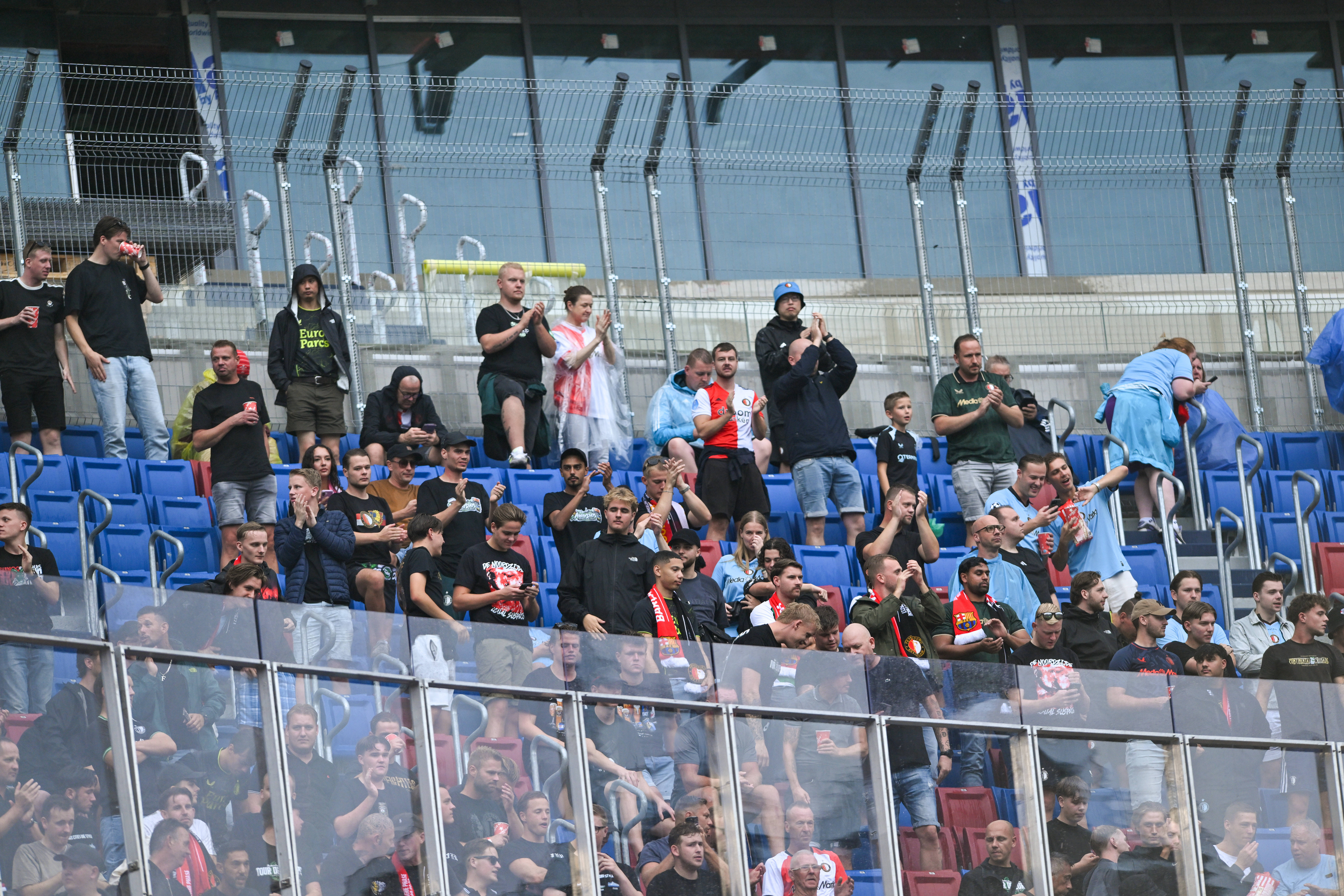 Fans van Feyenoord in het uitvak bij FC Barcelona