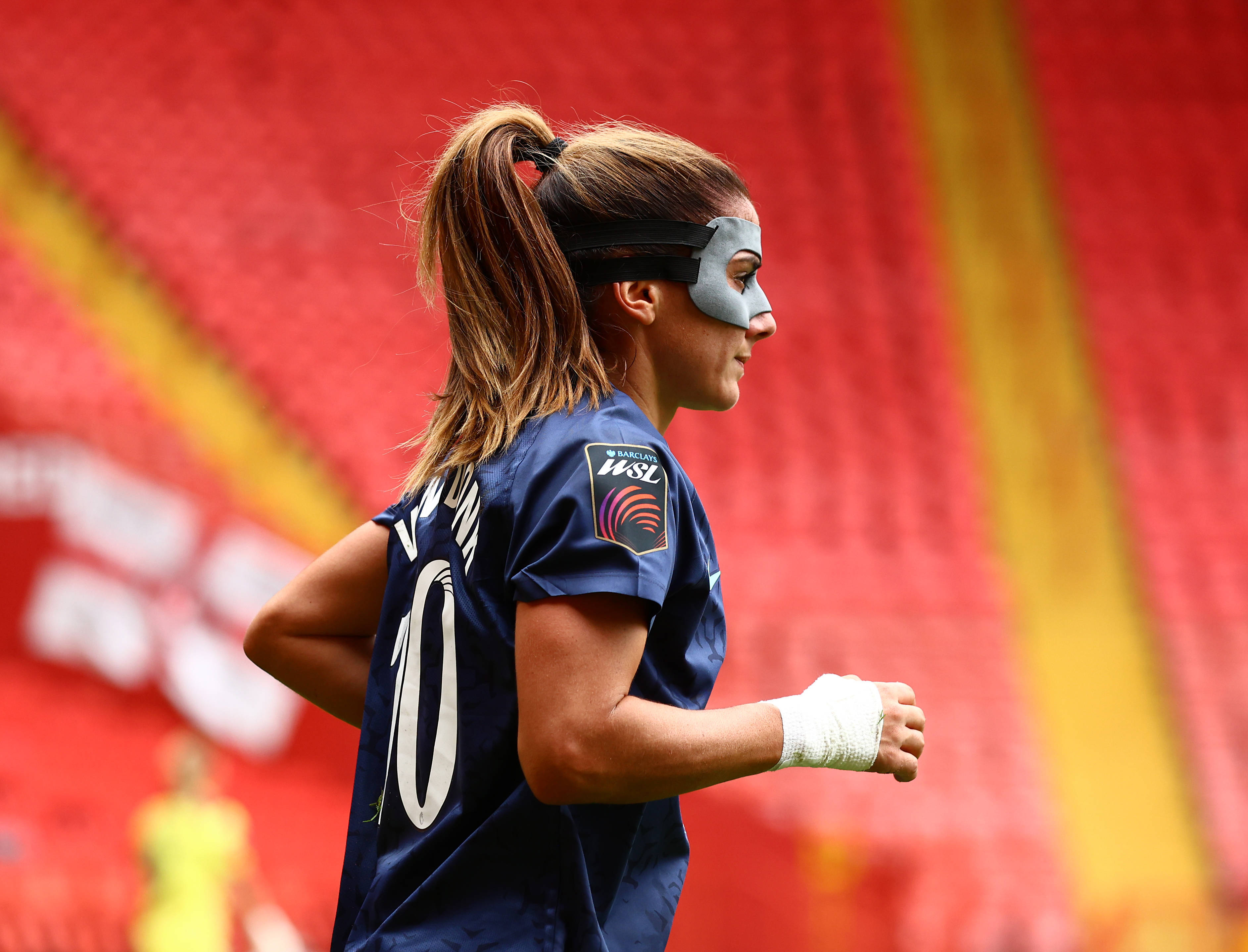 Daniëlle van de Donk met een masker bij London City Lionesses