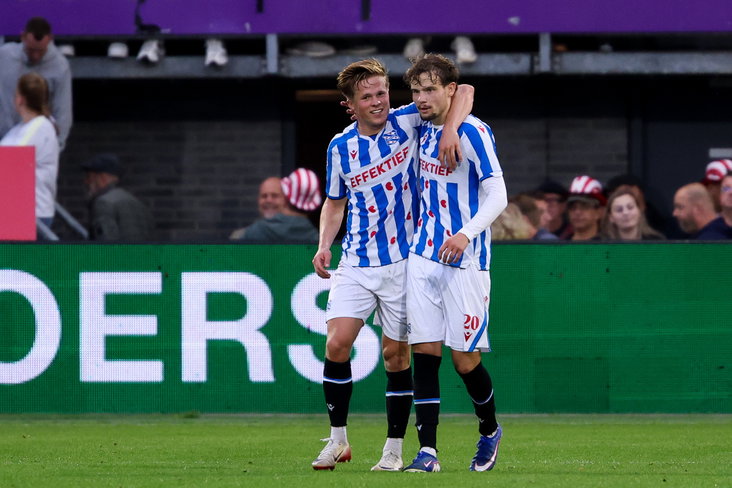 Levi Smans en Jacob Trenskow na een goal