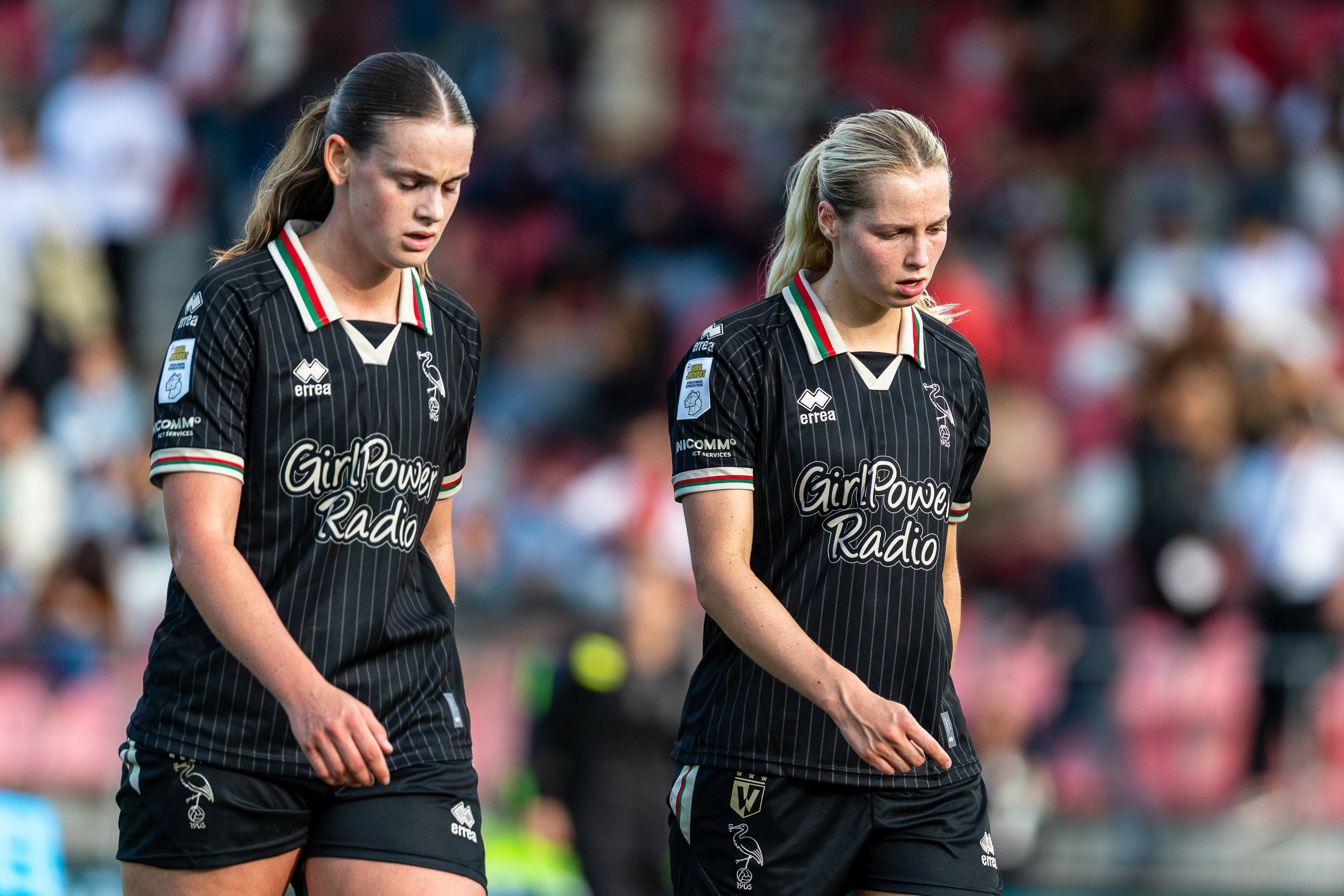 Speelsters van ADO Den Haag balen na de ruime nederlaag tegen Ajax (7-1)