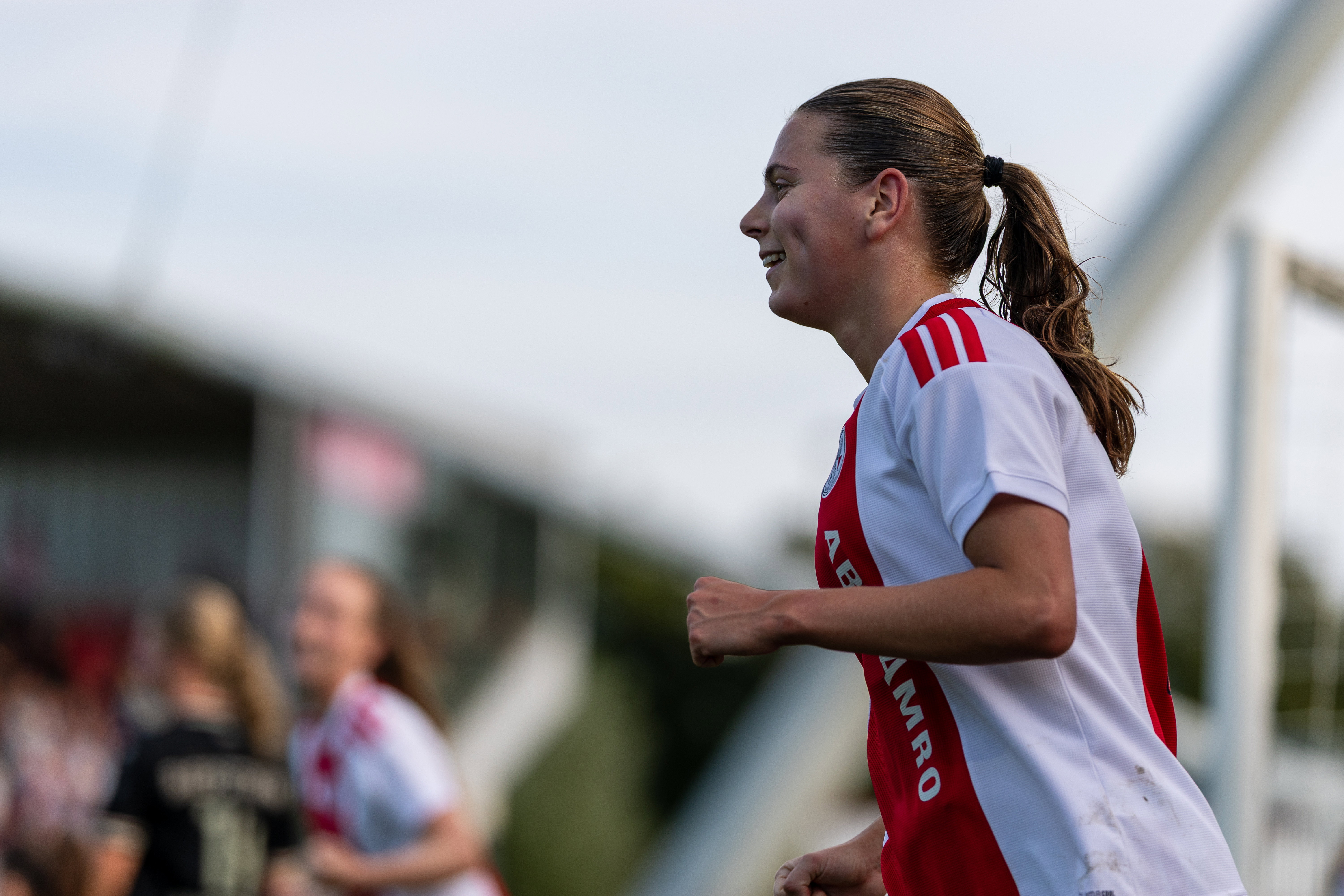 Sophie te Brake juicht na een goal voor Ajax