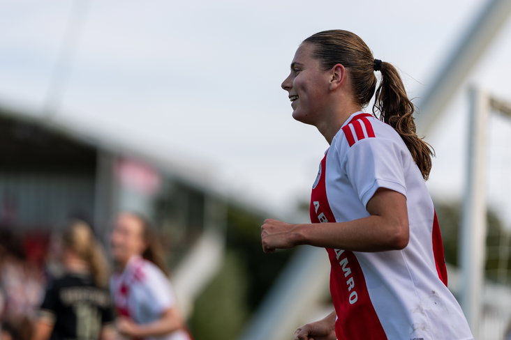 Sophie te Brake juicht na een goal voor Ajax