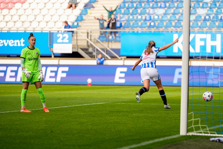 Femke Bastiaen (FC Utrecht) baalt na een goal van SC Heerenveen