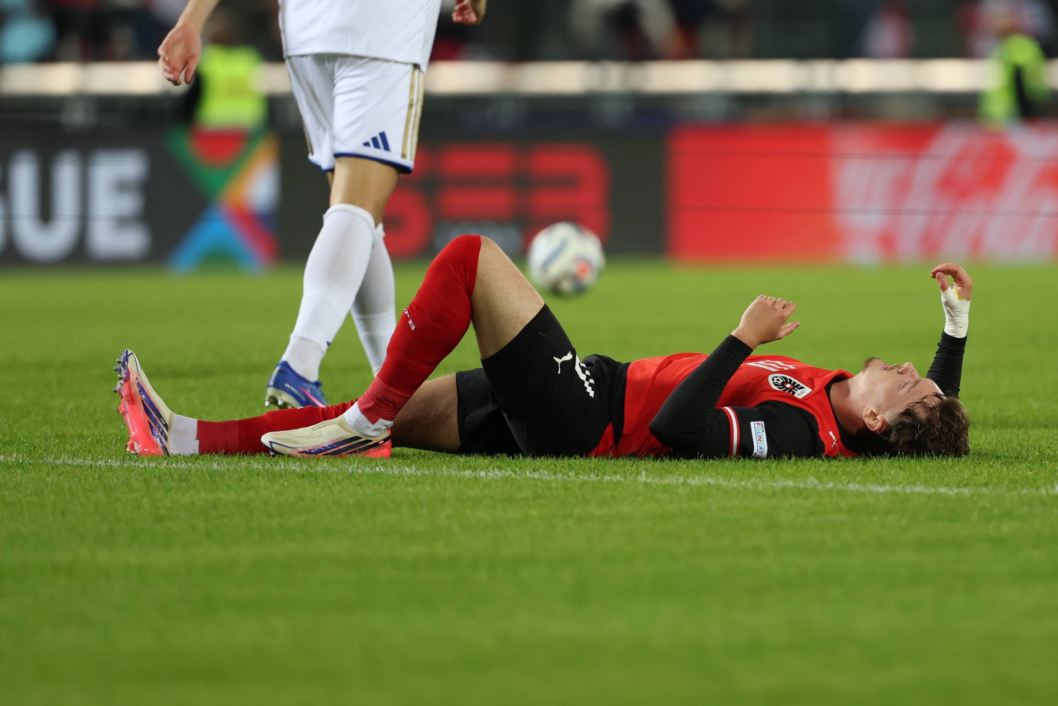 Paul Wanner ligt geblesseerd op het gras