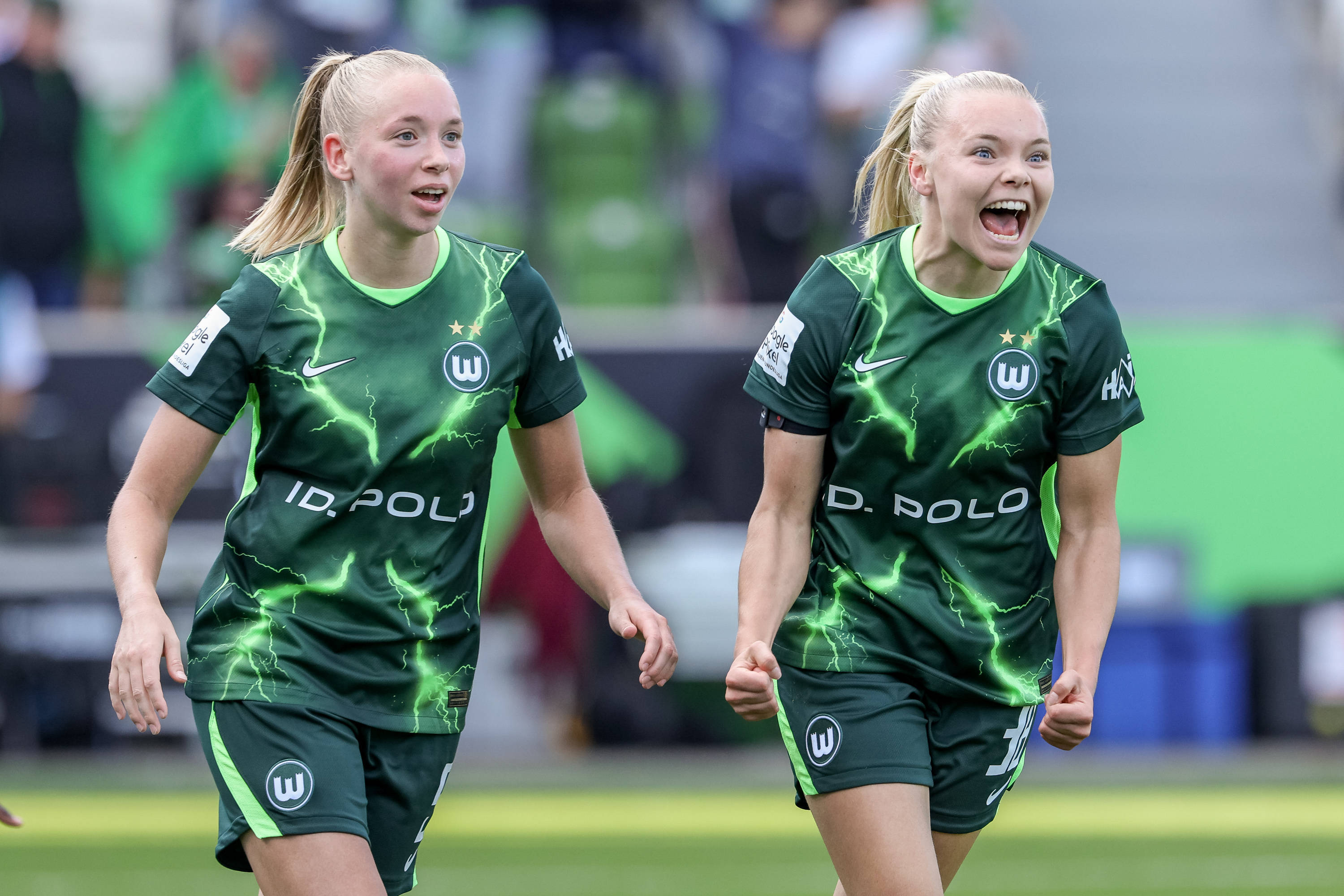 Ella Peddemors en Anny Kerim-Lindland (VfL Wolfsburg) juichen