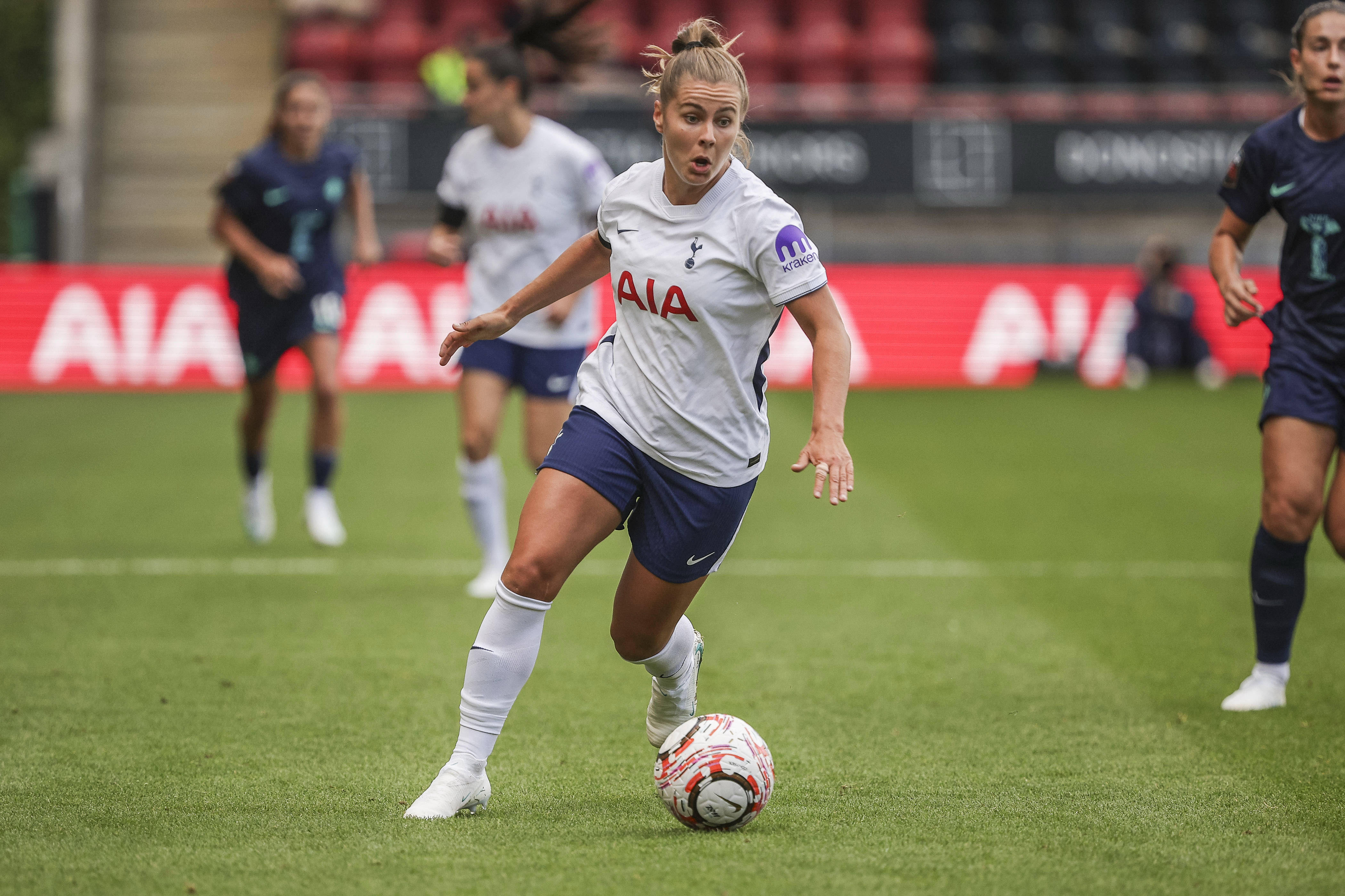 Victoria Pelova in actie voor Tottenham Hotspur