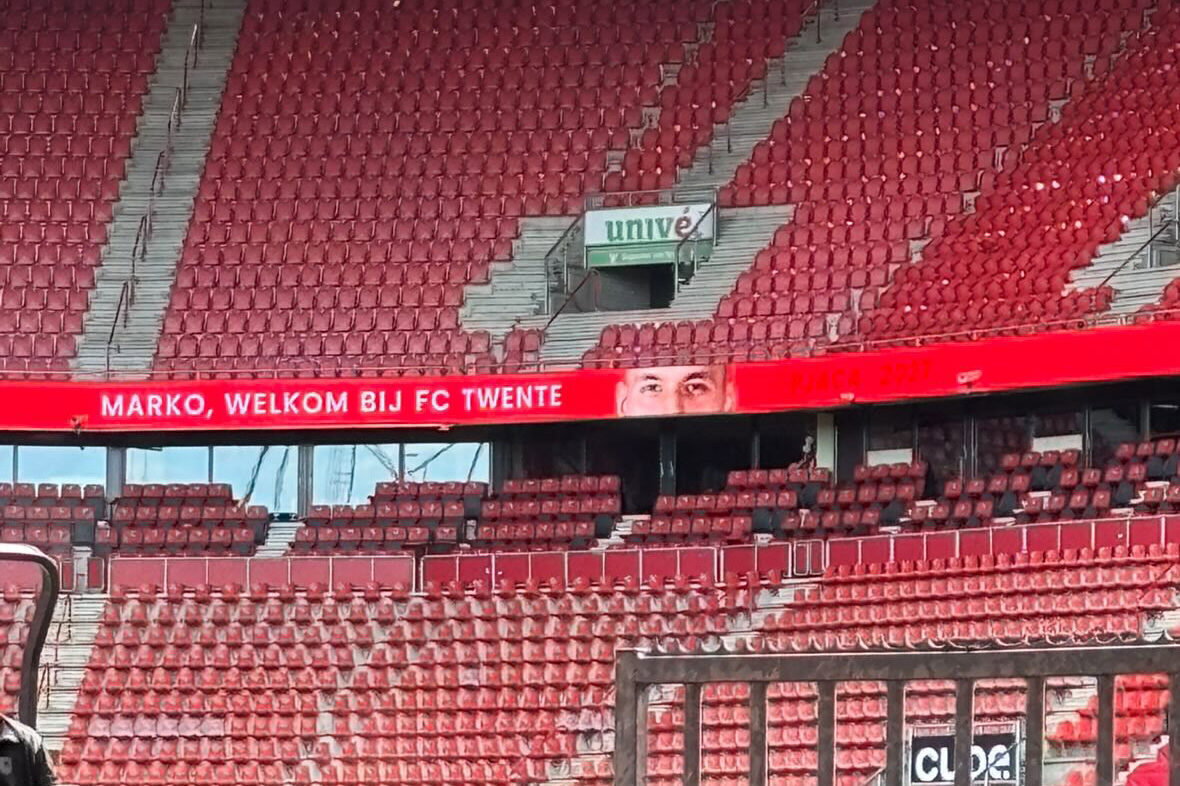 Marko Pjaca op de reclameborden in De Grolsch Veste