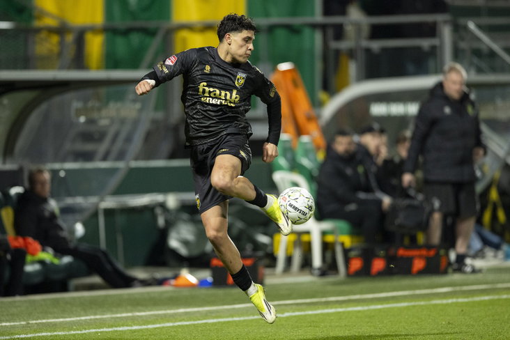 Adam Tahaui neemt de bal aan