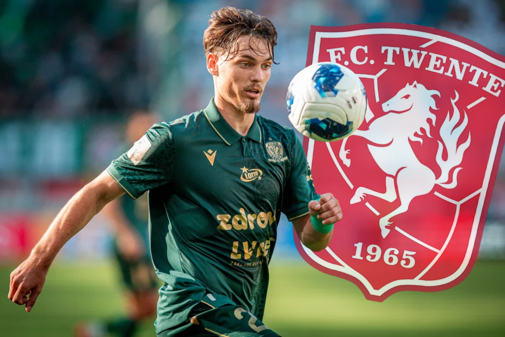 Michal Rosiak voor het logo van FC Twente