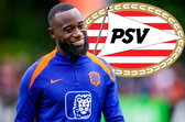 Lutsharel Geertruida voor het logo van PSV