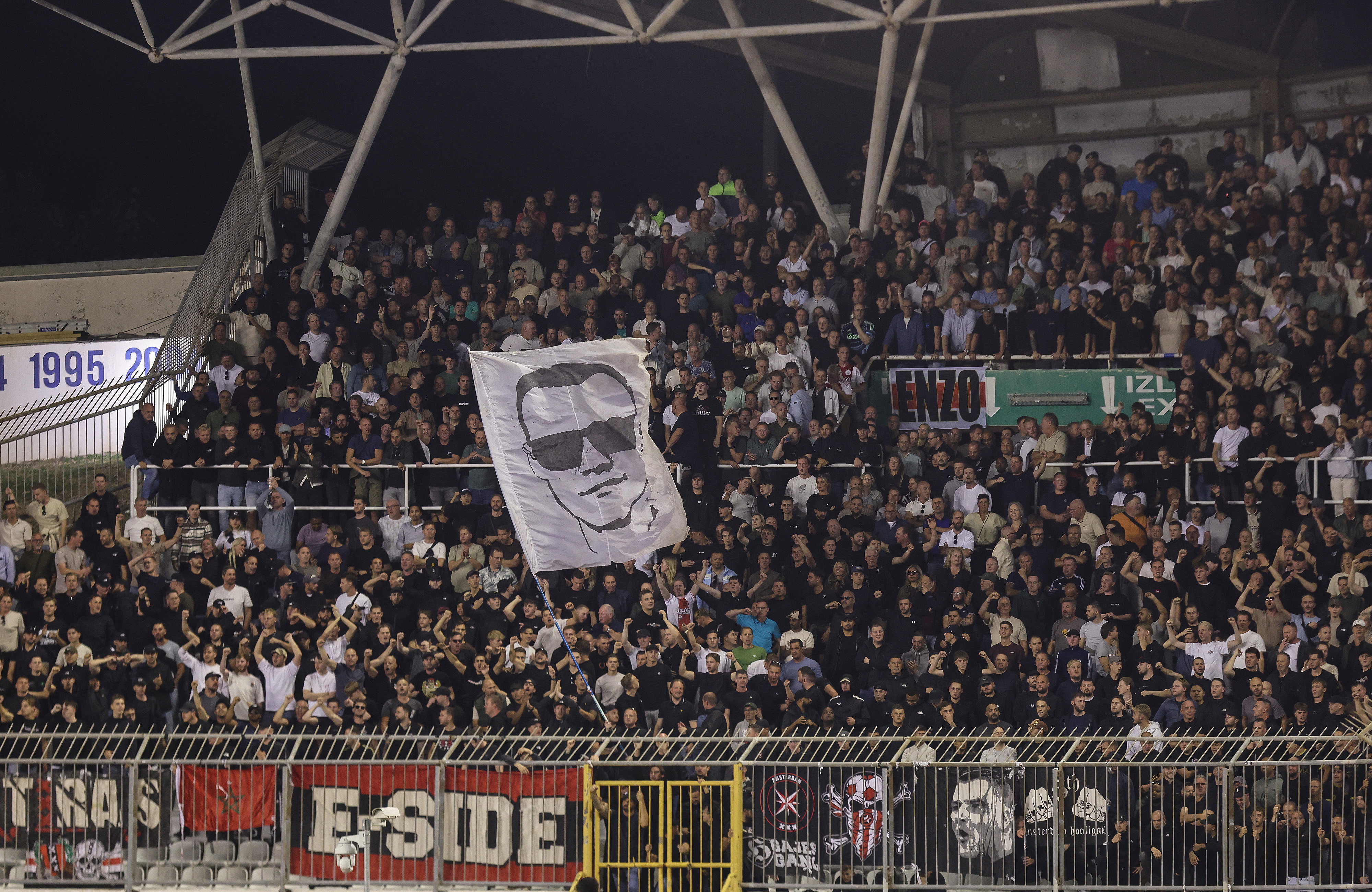 Ajax-fans met slechts een klein aantal vlaggen