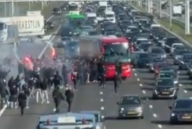 Ajax fans op de snelweg