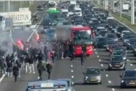 Ajax fans op de snelweg