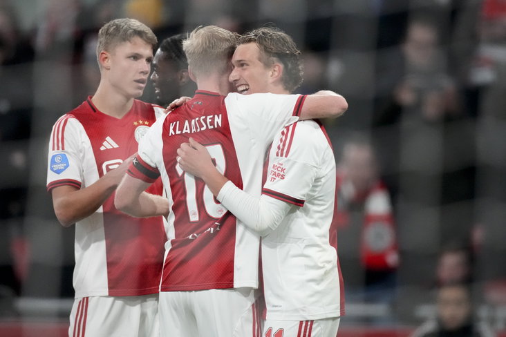 Ajax viert de goal van Mika Godts tegen Fortuna