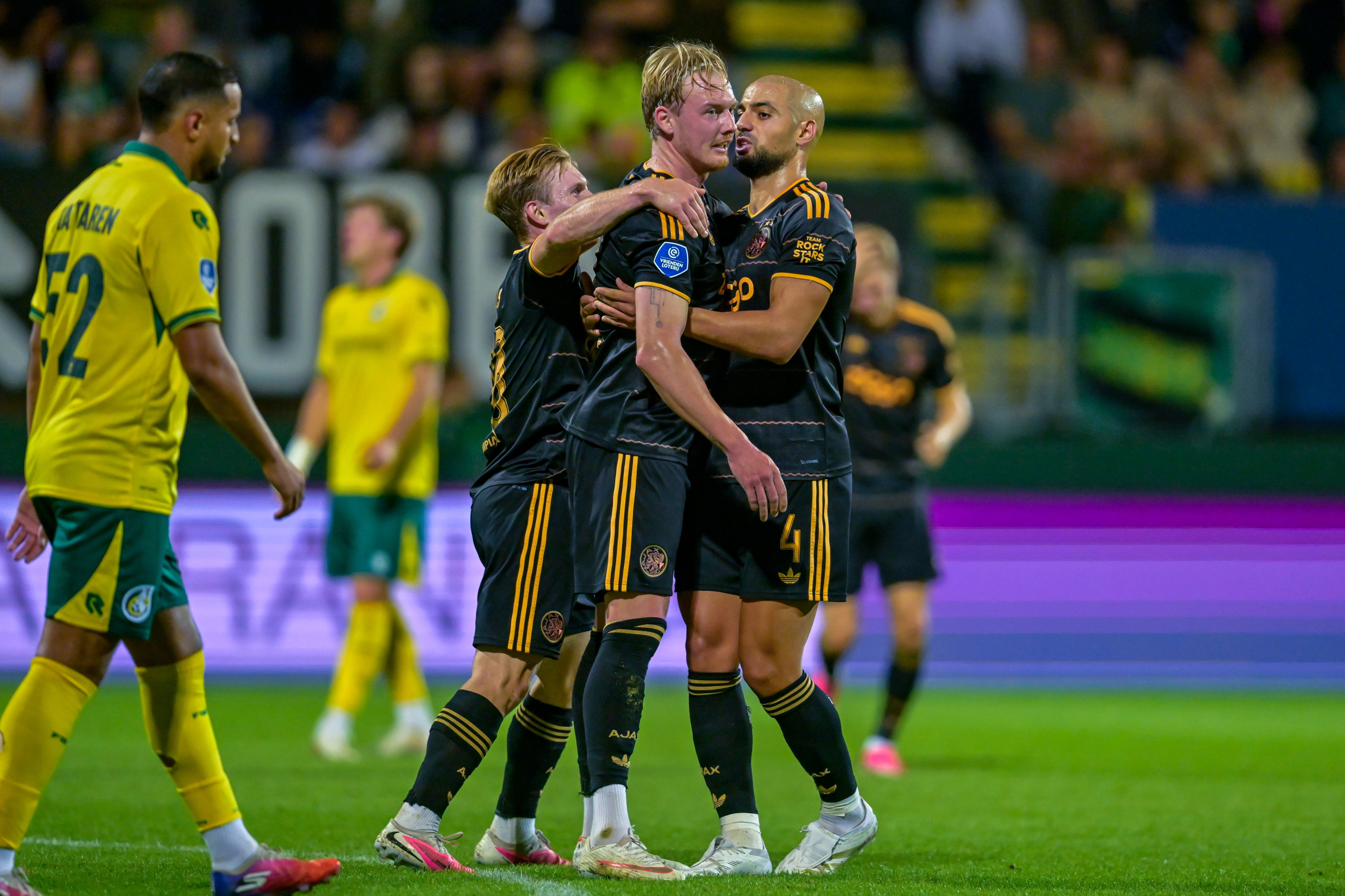 Ajax viert de goal van Julian Brandt