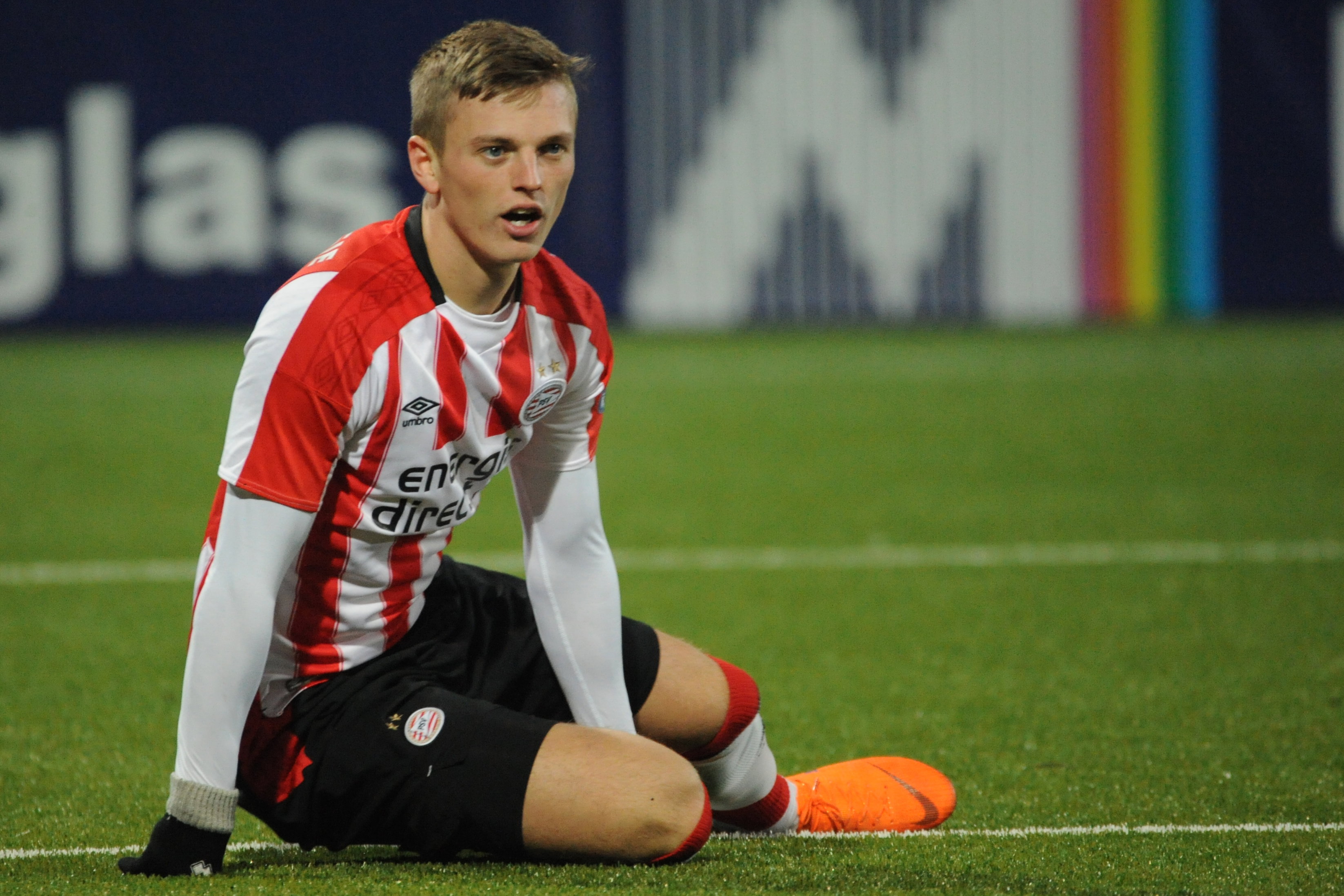 Albert Gudmundsson op de grond namens PSV