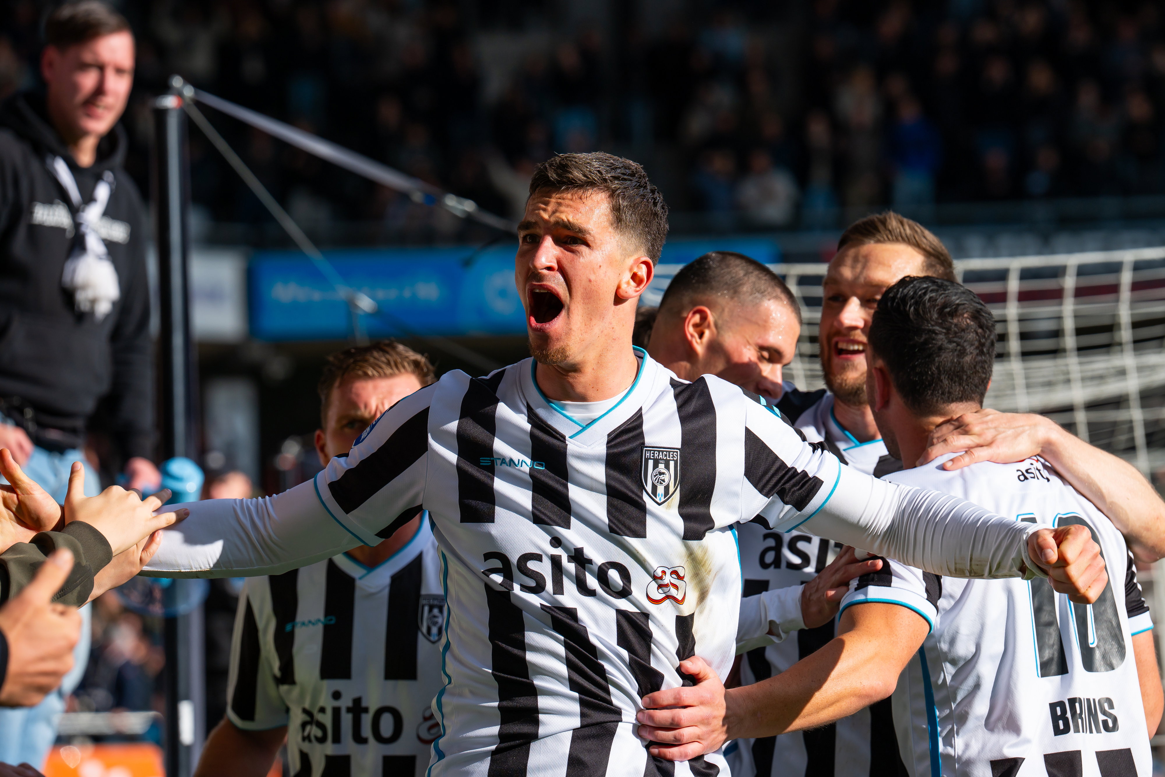 Alec van Hoorenbeeck is het middelpunt van de feestvreugde