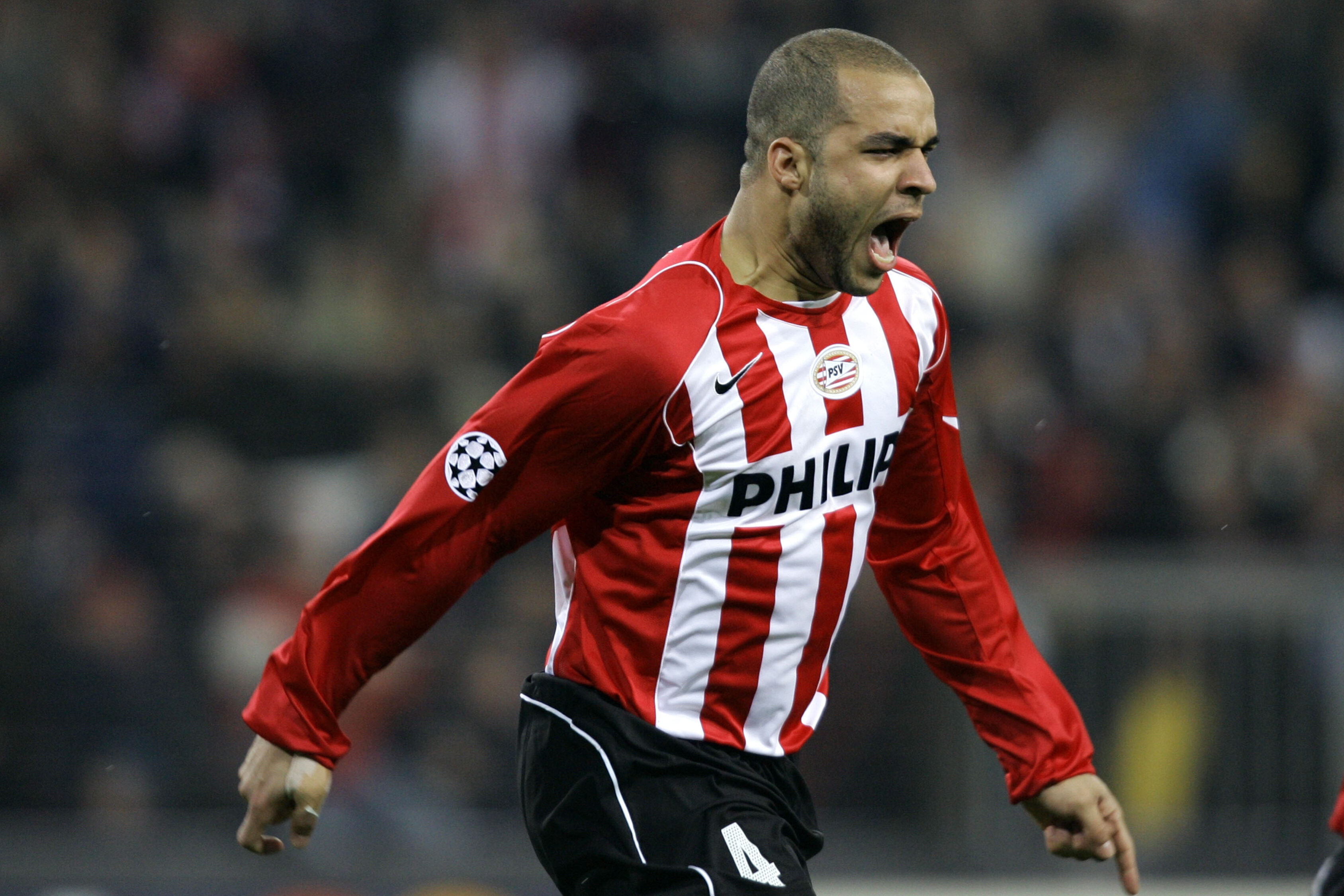 Alex gaat uit zijn dak na zijn goal tegen Olympique Lyon