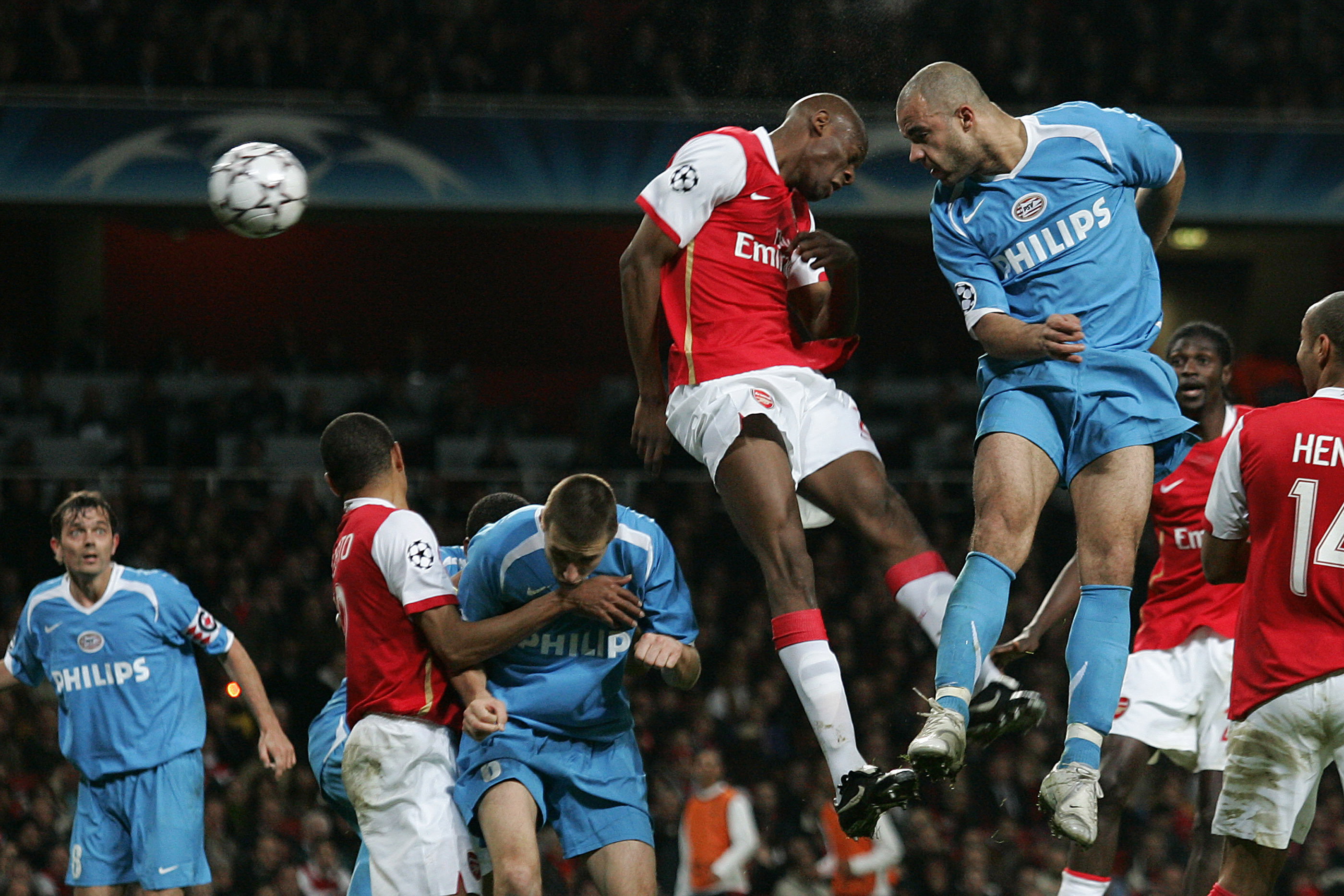 Alex kopt de 1-1 binnen tegen Arsenal