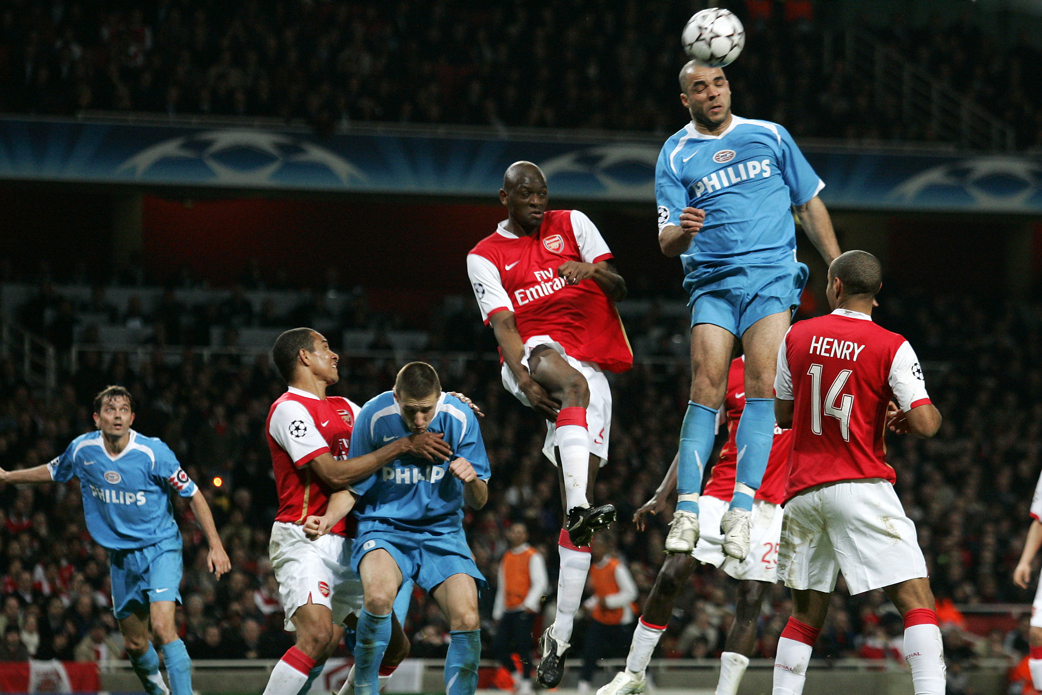 Alex torent boven de verdedigers van Arsenal uit