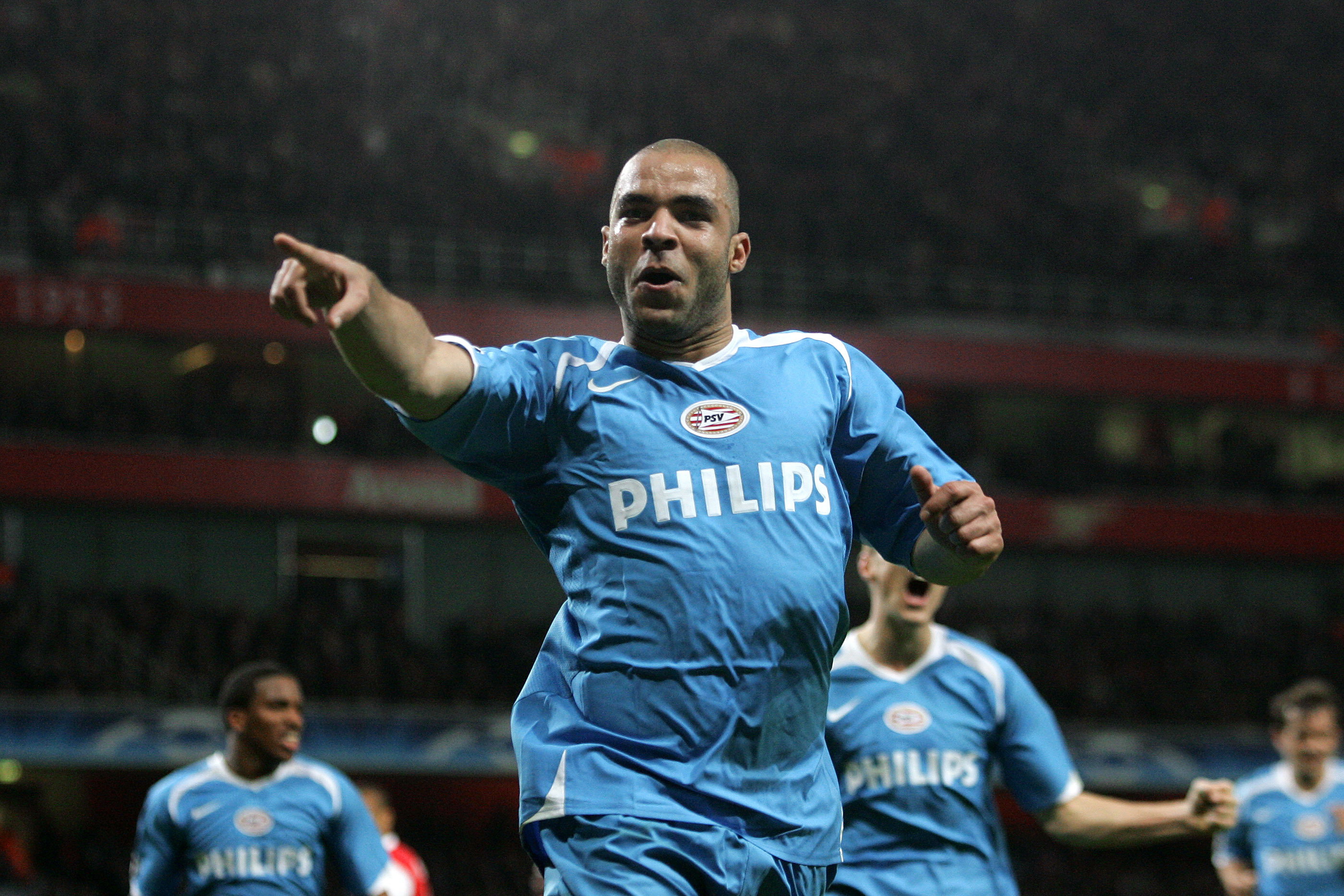 Alex viert zijn goal tegen Arsenal en is op weg naar de fans